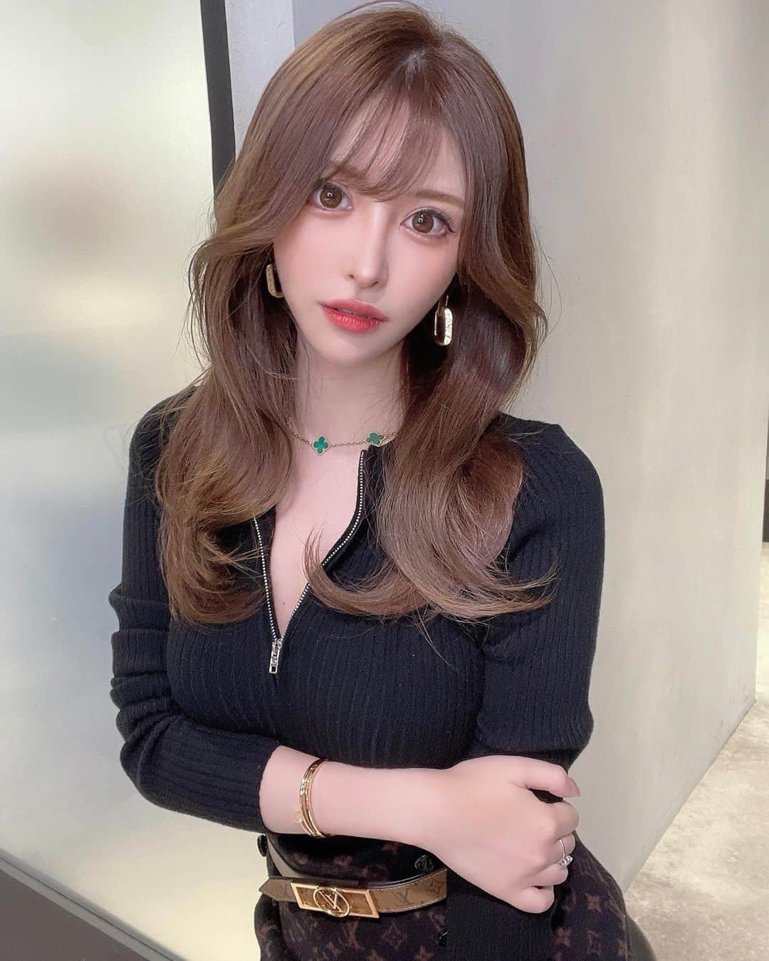 藤咲めいのインスタグラム：「たまにはエクステ外してるバージョンも😚❤️  この巻き方可愛いよね🥺 中々自分ではできないけど🤣 @naka0523 久々にナカシオくんにカラーと前髪カットしてもらいました💇‍♀️  黄ばみが落ち着いて秋カラーに😌🍁  . . #渋谷ヘアサロン #ヘアサロン #サロンモデル #ヘアスタイル #秋カラー #ヘアカラー #hair #haircolor #hairstyle #louisvuitton #vancleefarpels #knit」