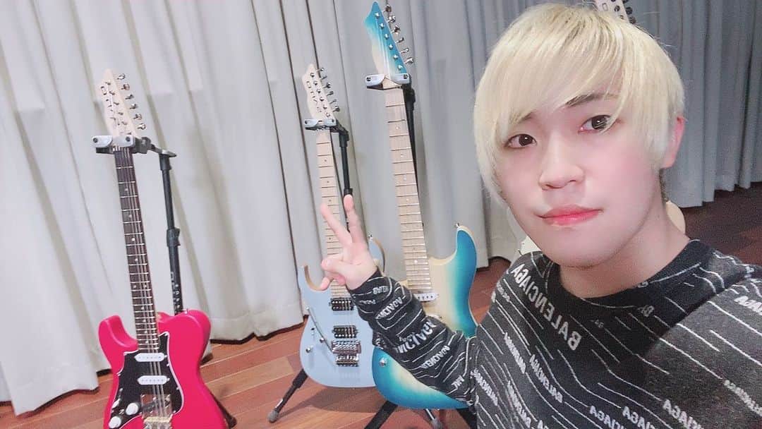 のインスタグラム：「本日の撮影は お初のヤングギターさんでした！ SAITO GUITARさんのギターをレビューさせていただきます🙇 11月10日発売、Young Guitar 12月号に載っております！！レビュー動画も出るよ〜！！ 絶対 見てね！買ってね！！そしていっぱい呟いてね！！笑 #youngguitar #saitoguitars」