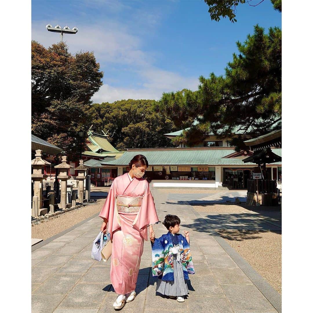 大橋夏菜のインスタグラム：「先日の七五三☀︎  小さい子の袴姿ってなんでこんなに可愛いの💓   #息子まだ２歳 #七五三 #着物で七五三お参り  #２歳の袴姿の可愛さよ」