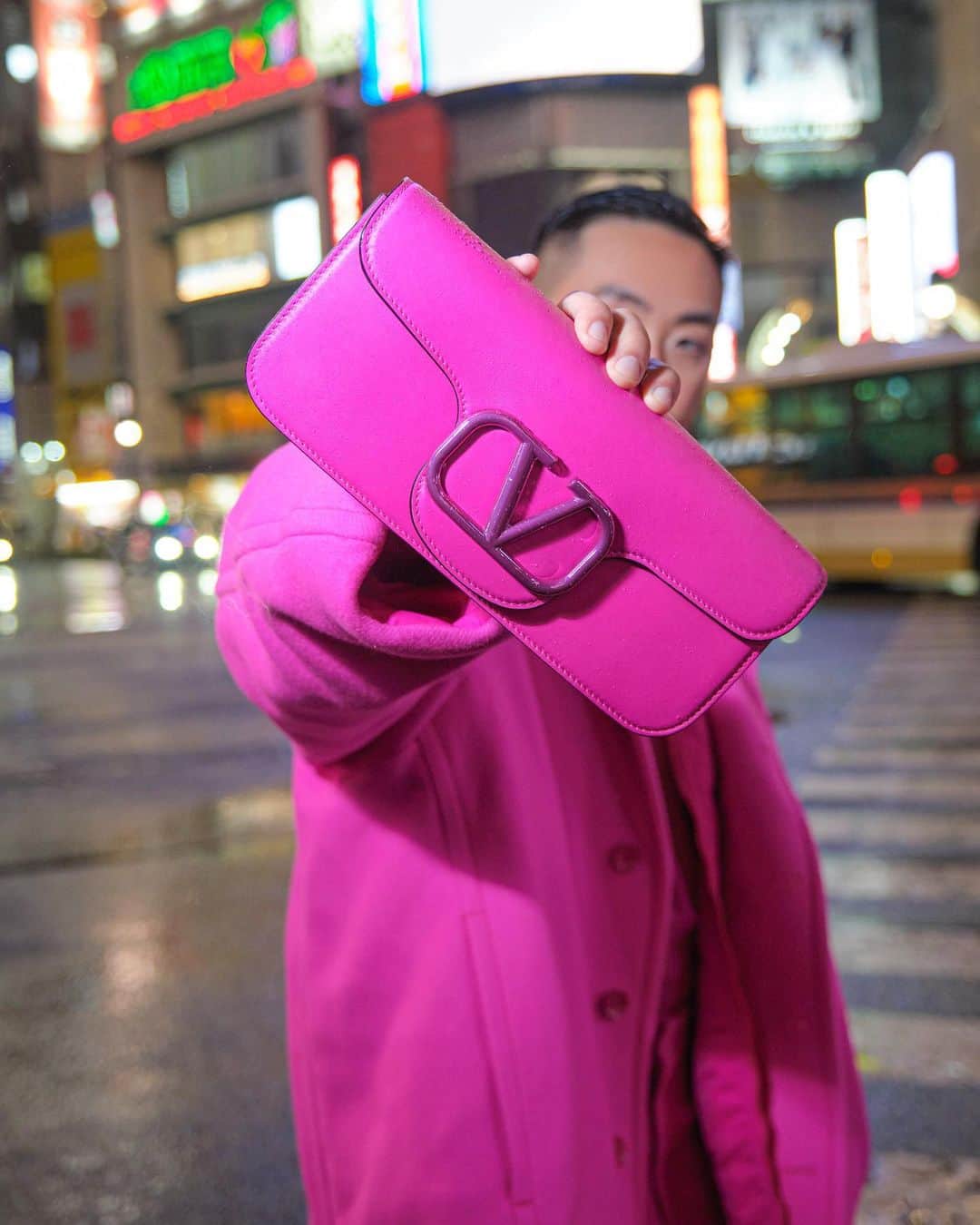 Noel LHYさんのインスタグラム写真 - (Noel LHYInstagram)「| 𝐇𝐨𝐰 𝐲𝐨𝐮 𝐬𝐭𝐚𝐧𝐝 𝐨𝐮𝐭 𝐢𝐧 𝐭𝐡𝐞 𝐝𝐚𝐫𝐤   Wear PINK   @maisonvalentino Pink PP Collection   Loving this Pink   #DressUpToTravel  #Valentino #ValentinoPinkPP #Shibuya #Tokyo  📸 By the amazing @kanaifilm」10月19日 12時29分 - no3l