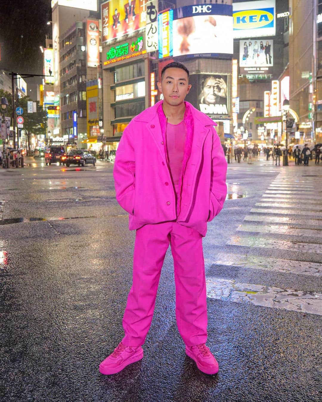 Noel LHYのインスタグラム：「| 𝐇𝐨𝐰 𝐲𝐨𝐮 𝐬𝐭𝐚𝐧𝐝 𝐨𝐮𝐭 𝐢𝐧 𝐭𝐡𝐞 𝐝𝐚𝐫𝐤   Wear PINK   @maisonvalentino Pink PP Collection   Loving this Pink   #DressUpToTravel  #Valentino #ValentinoPinkPP #Shibuya #Tokyo  📸 By the amazing @kanaifilm」