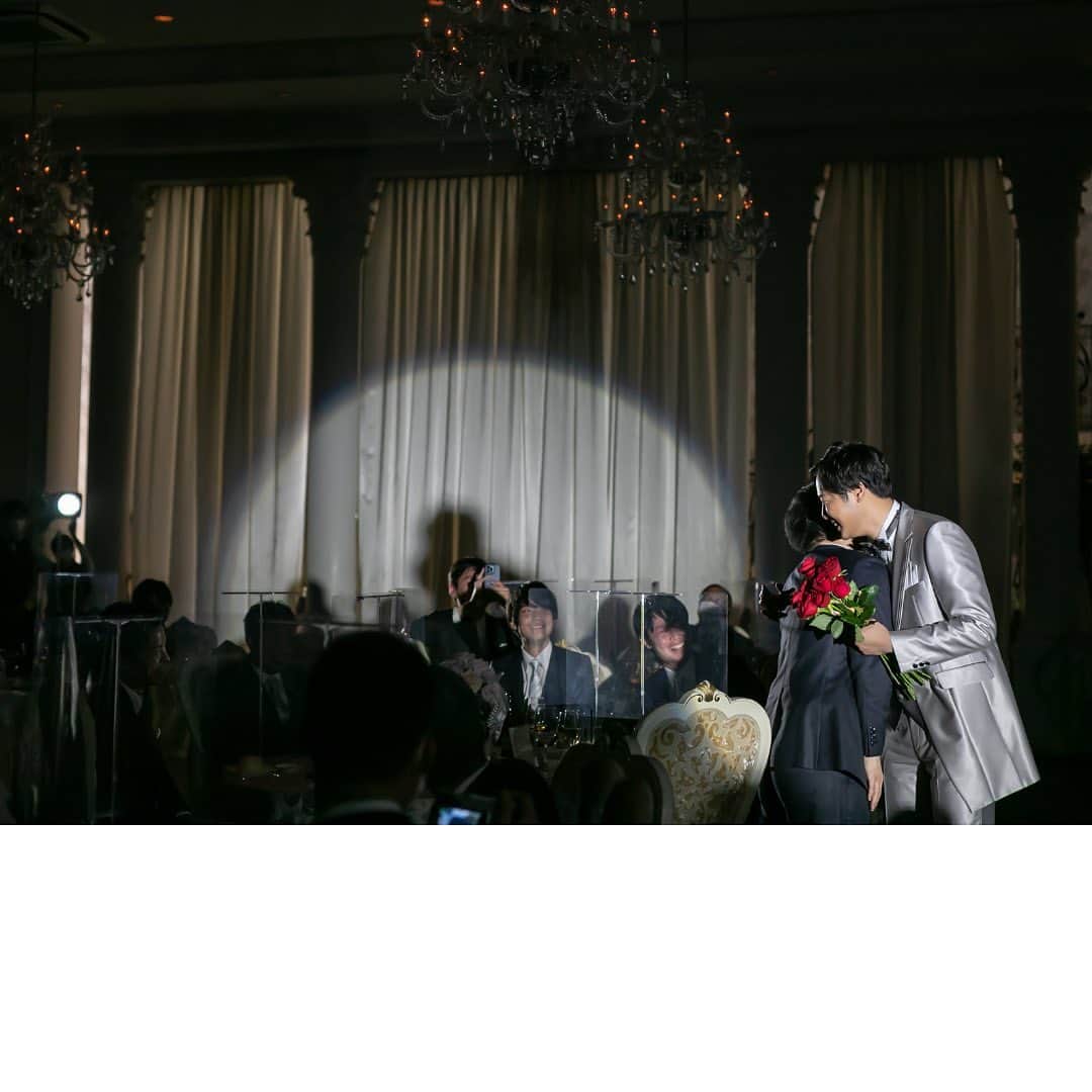 のインスタグラム：「▼ 【Party Report】 愛するひとへ贈る ダーズンローズセレモニー 12本の薔薇に12の意味を乗せて。 ⠀ 🌹 @artgraceweddinghills」