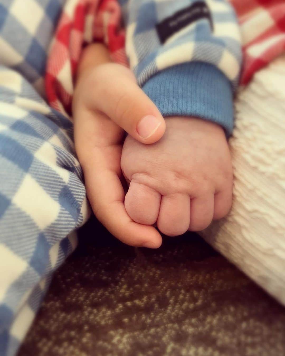 杜このみのインスタグラム：「最近、弟が泣いたら すぐに駆け寄って、お腹を優しくポンポンしながら子守唄を歌ってくれる娘♡ これからもずっと仲良く支え合ってほしいなぁ…😌♡」
