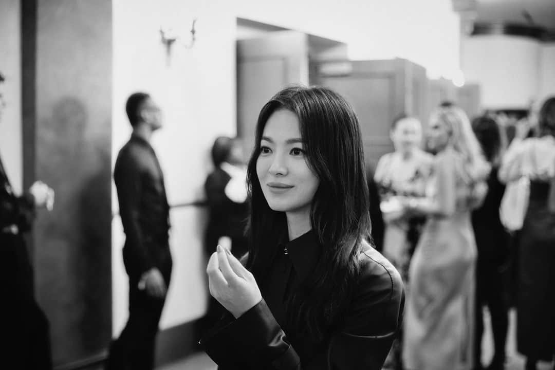 ソン・ヘギョのインスタグラム：「@fendi 💛  📷 @mokjungwook」