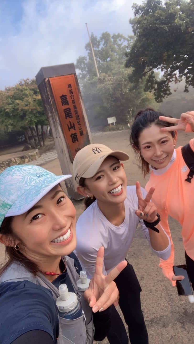 坪井ミサトのインスタグラム：「久々の高尾山🏔 6時45分集合で10kmちょっと サクッとゆるゆる走ってきました🏃‍♀️🔥  走り終わっても10時！！ 最高の朝活です☀️  おnewシューズもやっと履けました👟 thanks @topoathletic.jp 💕  @tomomi_fitness  @anna97114   こんな遊びができる2人が大好き🥰  ※紅葉はまだ少し早かったです😅笑  #トレラン #トレイルランニング #高尾山 #run #朝活 #trailrunning #fitness #fitnessgirl #run #running」