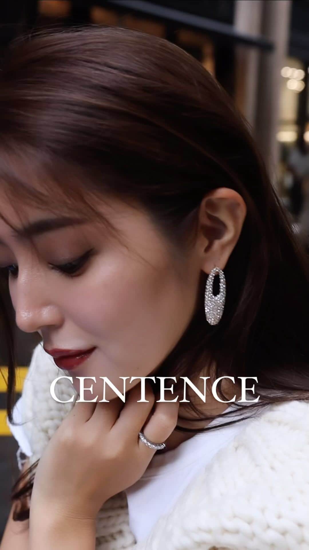 のインスタグラム：「@centence_official 新作ピアス💓 Romy Piercing  ラインストーンとパールの2種類💓 ボリュームのあるピアスはこれからの季節のファッションぴったりでお気に入り🧶✨」