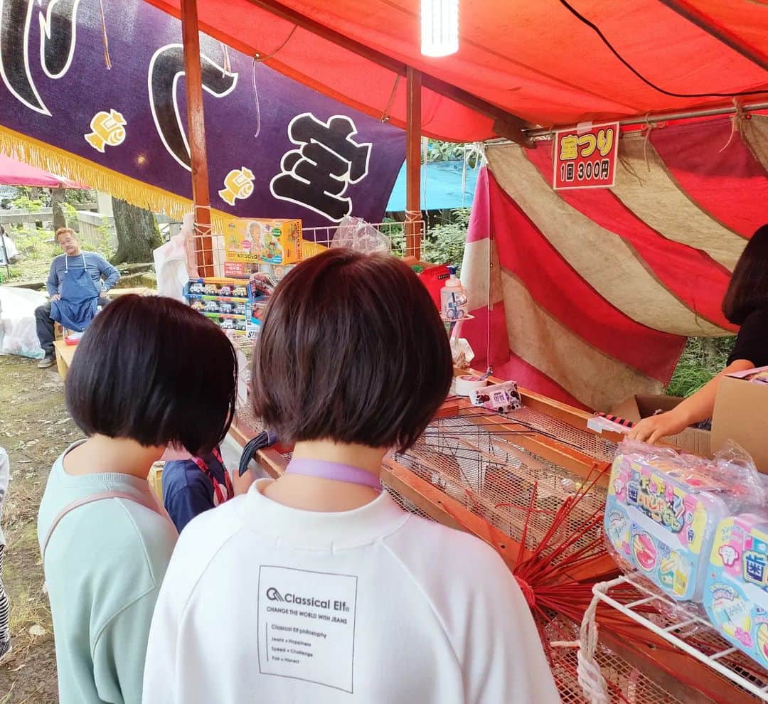 のインスタグラム：「3年ぶりに近所の例大祭が復活✨  娘を送るだけのつもりが、楽しくなって私も一緒にまわってしまいました😂  オンラインで楽しめることも増えたけど、やっぱり人との触れ合いっていいな☺️  #例大祭#秋祭り#小学6年生#塾の息抜き#アラフォーママ」