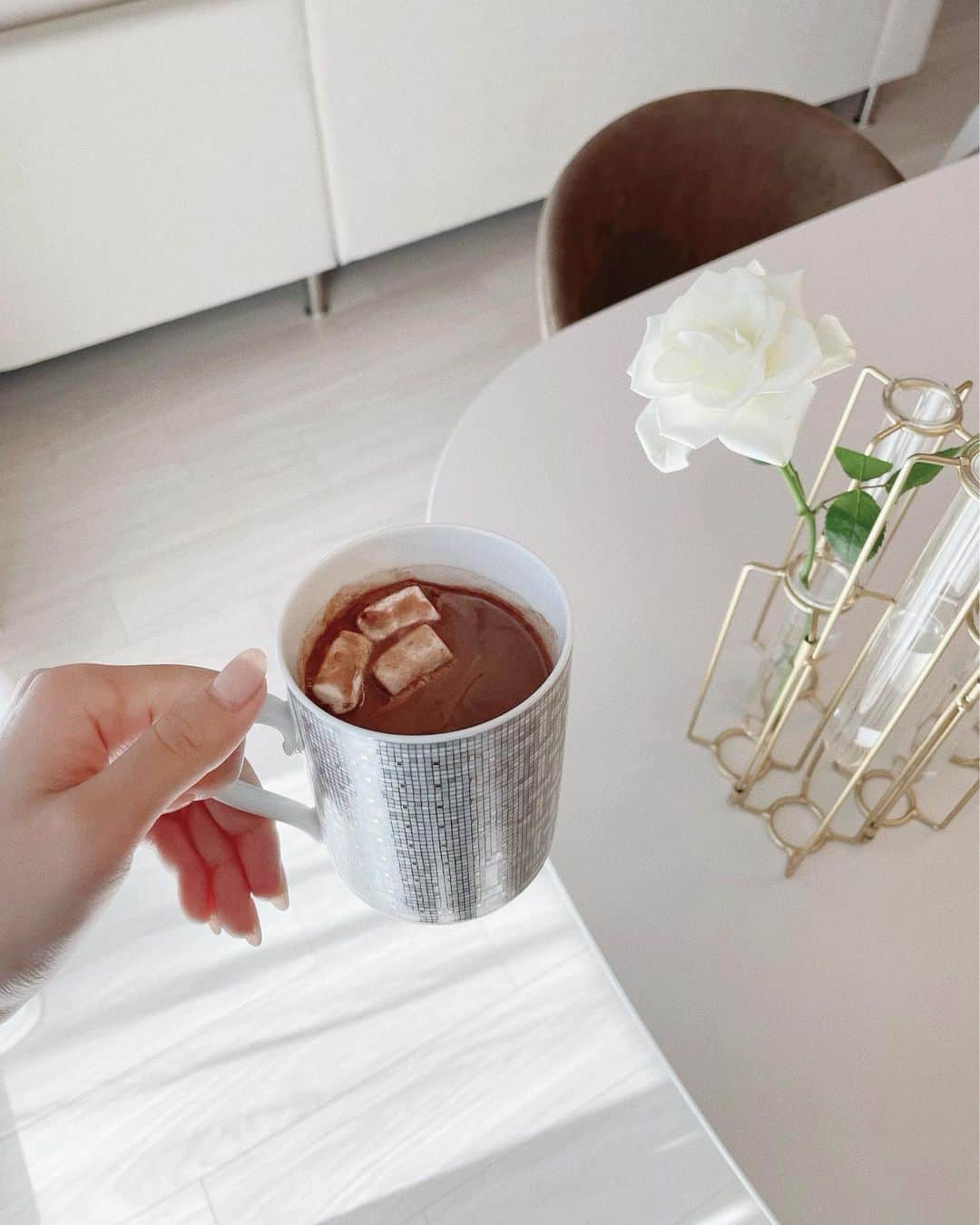 ハンナミのインスタグラム：「マシュマロココア 甘くておいしい 🍫☕️🤤  #마이홈 #코코아」
