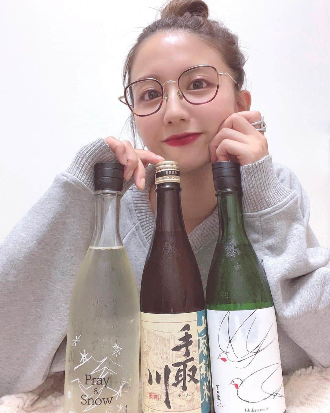 西村まどかさんのインスタグラム写真 - (西村まどかInstagram)「Enjoy 吟醸酒フェア事前生配信🍶今夜です！ ㅤㅤㅤㅤㅤㅤㅤㅤㅤㅤㅤㅤㅤㅤㅤㅤㅤㅤㅤㅤㅤㅤㅤㅤㅤㅤㅤㅤㅤㅤㅤㅤㅤㅤㅤㅤ ◻︎10/19(水)19:30-21:00 ■YouTube 日本吟醸協会ch ※参加無料 https://youtu.be/mdlLel4I3ZM  再び呼んでいただきました！🫶  今回は @masumi_sake ×  @yoshida_sake_brewery × @haccoba  ㅤㅤㅤㅤㅤㅤㅤㅤㅤㅤㅤㅤㅤ豪華な皆さんと日本酒の未来について。 ぜひ参加してねー！ ㅤㅤㅤㅤㅤㅤㅤㅤㅤㅤㅤㅤㅤ 🍶 (右)吉田蔵u石川門 シュワっと爽やかでグイグイ飲めてしまうすっきりさ！柔らかさもあって、香りも華やかで余韻が心地いいです。  (中)手取川純米酒 山廃仕込み まろやかな甘みと酸味があって、どんどん広がっていく芳醇な旨み。山廃ということで、常温やぬる燗で飲むともっと深みのある味わいを楽しめました。  (左)吉田蔵uPray&Snow こちらは11月発売予定のものを一足お先にいただきました。見た目から可愛い❄️こういう寒い中飲む日本酒は最高なんですよね、ありがとうございます! ㅤㅤㅤㅤㅤㅤㅤㅤㅤㅤㅤㅤㅤ  Enjoy吟醸酒フェアイベントが2022年10月26日(水)に開催されます！ （チケット先着順で @ginjyoshu にて販売中!） https://www.ginjyoshu.jp/event/ginjyosyufair/  私も出演するので是非遊びに来てね🍶  　 期間限定で吟醸酒協会オフィシャルショップ（メルカリShops）が開設されています！ 蔵元管理の鮮度のいいお酒が蔵元から直で届くので、最適な状態で楽しめます！ https://mercari-shops.com/shops/7qSpdx36ELmeNgX6xnVvJ4  先着1000名様限定で送料無料キャンペーン中だって✌︎  #吟醸酒フェア #日本酒イベント #日本酒 #日本酒女子 #山廃  #吟醸酒 #日本酒好き #純米酒 #真澄 #手取川 #haccoba #PR」10月19日 15時00分 - madoka_nsmr