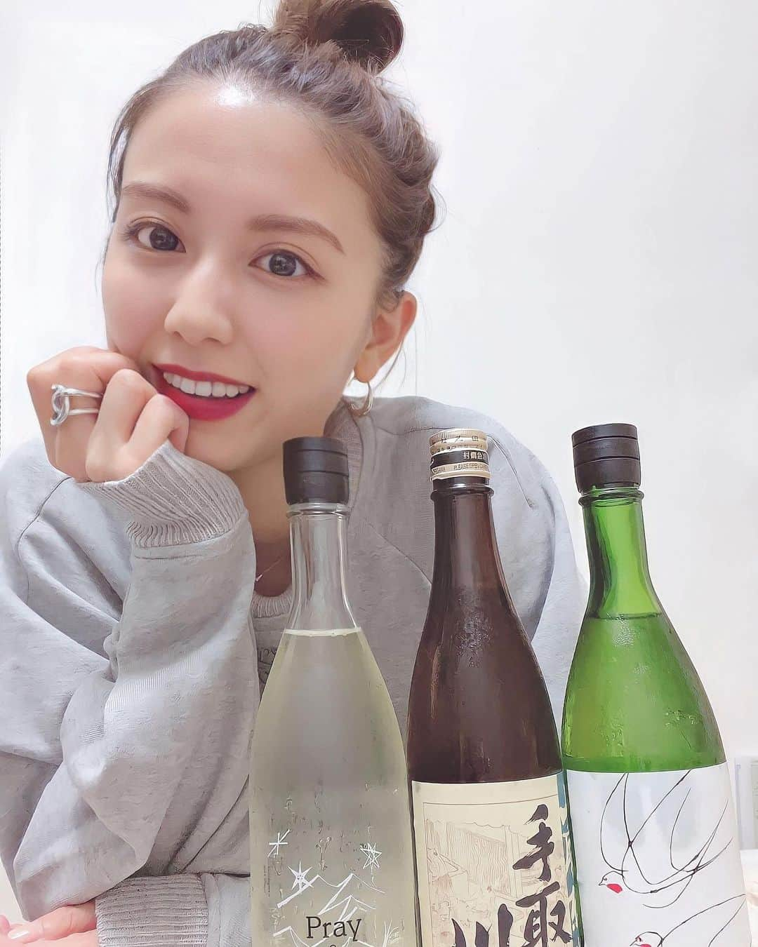 西村まどかさんのインスタグラム写真 - (西村まどかInstagram)「Enjoy 吟醸酒フェア事前生配信🍶今夜です！ ㅤㅤㅤㅤㅤㅤㅤㅤㅤㅤㅤㅤㅤㅤㅤㅤㅤㅤㅤㅤㅤㅤㅤㅤㅤㅤㅤㅤㅤㅤㅤㅤㅤㅤㅤㅤ ◻︎10/19(水)19:30-21:00 ■YouTube 日本吟醸協会ch ※参加無料 https://youtu.be/mdlLel4I3ZM  再び呼んでいただきました！🫶  今回は @masumi_sake ×  @yoshida_sake_brewery × @haccoba  ㅤㅤㅤㅤㅤㅤㅤㅤㅤㅤㅤㅤㅤ豪華な皆さんと日本酒の未来について。 ぜひ参加してねー！ ㅤㅤㅤㅤㅤㅤㅤㅤㅤㅤㅤㅤㅤ 🍶 (右)吉田蔵u石川門 シュワっと爽やかでグイグイ飲めてしまうすっきりさ！柔らかさもあって、香りも華やかで余韻が心地いいです。  (中)手取川純米酒 山廃仕込み まろやかな甘みと酸味があって、どんどん広がっていく芳醇な旨み。山廃ということで、常温やぬる燗で飲むともっと深みのある味わいを楽しめました。  (左)吉田蔵uPray&Snow こちらは11月発売予定のものを一足お先にいただきました。見た目から可愛い❄️こういう寒い中飲む日本酒は最高なんですよね、ありがとうございます! ㅤㅤㅤㅤㅤㅤㅤㅤㅤㅤㅤㅤㅤ  Enjoy吟醸酒フェアイベントが2022年10月26日(水)に開催されます！ （チケット先着順で @ginjyoshu にて販売中!） https://www.ginjyoshu.jp/event/ginjyosyufair/  私も出演するので是非遊びに来てね🍶  　 期間限定で吟醸酒協会オフィシャルショップ（メルカリShops）が開設されています！ 蔵元管理の鮮度のいいお酒が蔵元から直で届くので、最適な状態で楽しめます！ https://mercari-shops.com/shops/7qSpdx36ELmeNgX6xnVvJ4  先着1000名様限定で送料無料キャンペーン中だって✌︎  #吟醸酒フェア #日本酒イベント #日本酒 #日本酒女子 #山廃  #吟醸酒 #日本酒好き #純米酒 #真澄 #手取川 #haccoba #PR」10月19日 15時00分 - madoka_nsmr