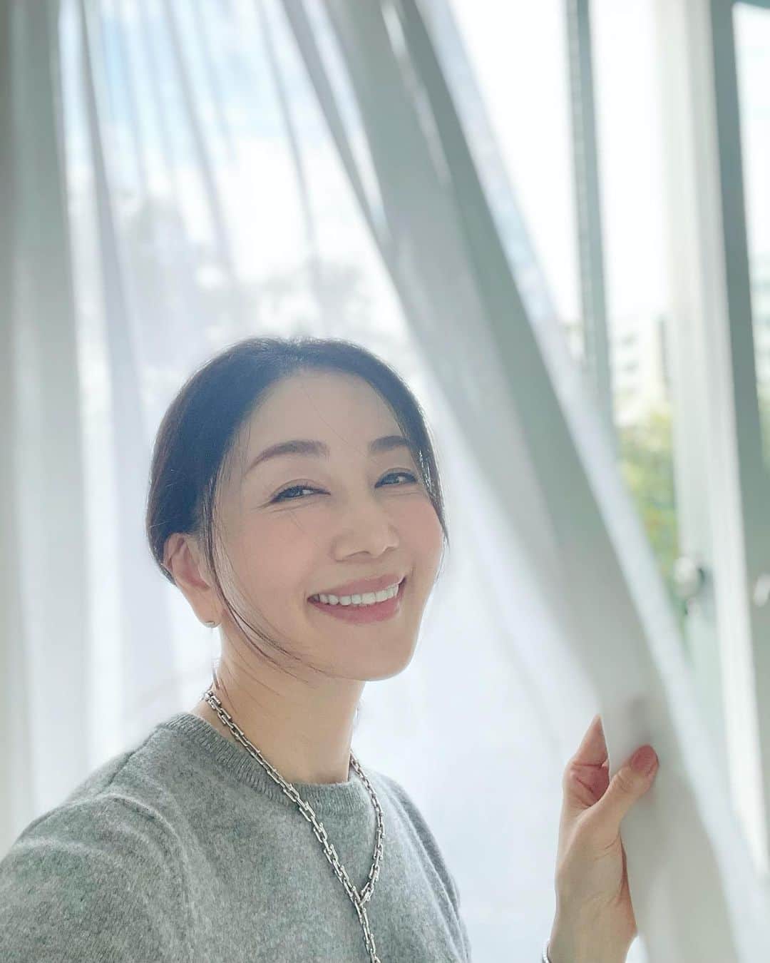 坂村かおるのインスタグラム：「今日は、中目黒の studio SPINDLE　スピンドルさんで撮影でした。 ・ 休憩中に、売り切れ続出で購入困難な『美ST12月号』にかじりつき！ ・ 今月も知りたい情報が満載ですよ☺️ ・ ・  いつも「いいね！」を頂きありがとうございます。 皆さんのコメントに元気を貰っています😊  #クィーンオブ美魔女 #team美魔女 #美ST12月号 #坂村かおる #トータルビューティーアドバイザー #美しく老いる #バランス #美容 #コスメ #ファッション #今日のコーデ #トータルバランス #お洒落な人と繋がりたい #コスメ好きな人と繋がりたい #美意識高い人と繋がりたい #美魔女 #美魔女が変わる #アップデートしてる人と繋がりたい #自分らしくアップデート」