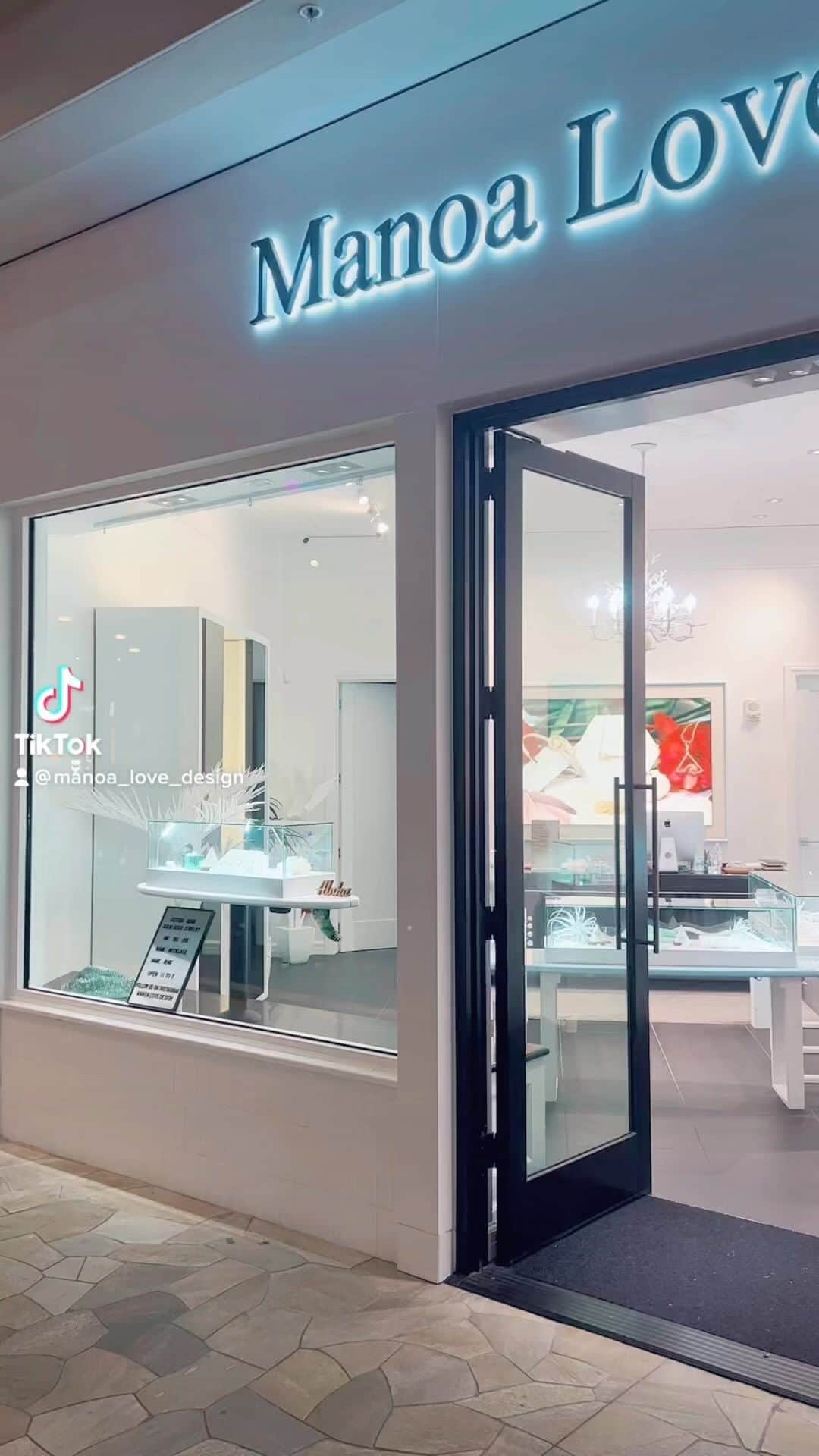 のインスタグラム：「Feel free to stop by the our custom jewelry store when you come to Waikiki✨🌴 www.manoalovedesign.com 📍Level 1, International Market Place Waikiki.  #manoovedesign#waikiki#waikikibeach#customjewelry #oahuhawaii #honoluluhawaii #hawaiivacation #hawaiitravel #hawaiitrip #hawaiilove #hawaiiliving #808state #808life #hawaiijewelry #manoa#love#kalakauaave #moanasurfriderhotel #sheratonwaikiki #hyattregencywaikiki #alohafromhawaii #マノアラブデザイン#ワイキキ#ジュエリー」