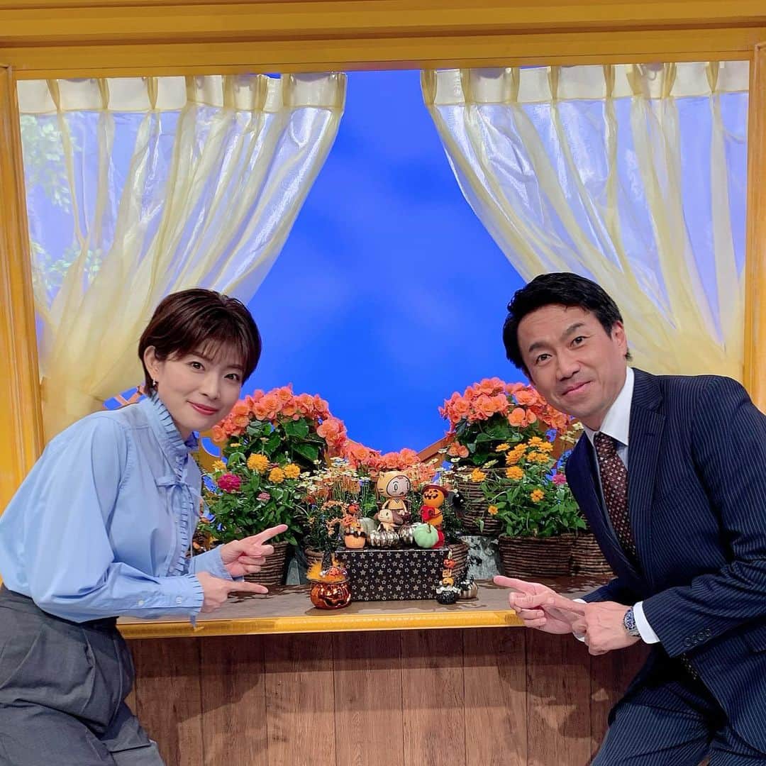 のインスタグラム：「〜声〜 あなたと読売テレビ  収録でした！ スタジオセットの シノビーがハロウィン仕様に🎃👻🍎  皆さんは、 ハロウィンイベントやりますか？  我が家は、 100均で揃えた仮装で 娘は楽しんでます🧙🪄  放送は 10月22日（土） あさ5時15分〜  早起きして 見てください🥹❤️🎃  #声#読売テレビ#ytv#小澤昭博アナウンサー#土曜」