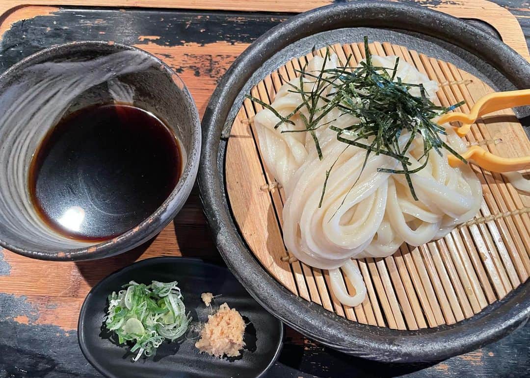 西代洋のインスタグラム：「美味いンスタグラム♪  毎日朝9時にその日の予約を受け付けていてその上ついてからさらに並んで食べる！ うどんの名店♪  うどんはコシもあるけとモチモチ！ 一本が長いので添えてあるハサミでカットしながら！  うどんの両サイドが隆起して 真ん中が溝のように茹で上がっている  この形状が1番極上だと かつて聞いたことあるような、、  湯がいて水でしめて ツヤもあってすごく美しいうどん！！  そしてなによりも お店の方のホスピタリティの高さに うどんもさることながら またこのお店に来たいと思わせてくれる♪  当日の朝9時から一斉に電話予約を受け付け 来店しても少し並ぶ それでも来てくれるお客さんのことをすごく大事にしてくれてるのが めちゃめちゃ伝わる接客♪  うどんも店員さんも美しい名店！！  うどん専用ハサミ？ 初めてみた♪  #美味いンスタグラム #グルメ #京都 #うどん #予約していく店 #のどこし  #コシ」