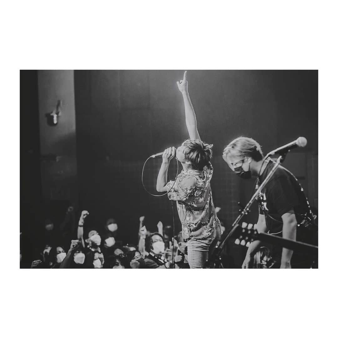 のインスタグラム：「ケーブルを直してもらってる俺。  #南無阿部陀仏 #live」