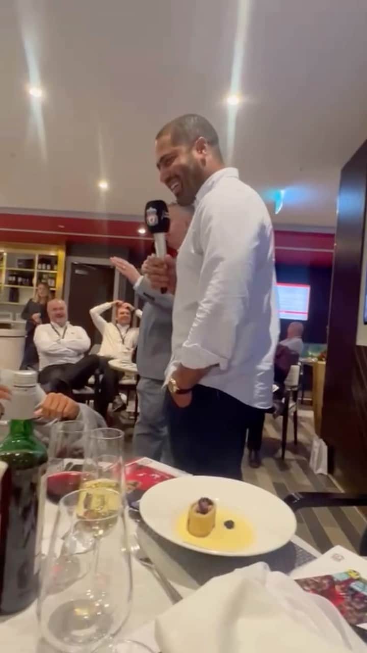グレン・ジョンソンのインスタグラム：「Can always rely on the kids 🤣 #lfc #lfcfamily #family #lfclegends #anfield」