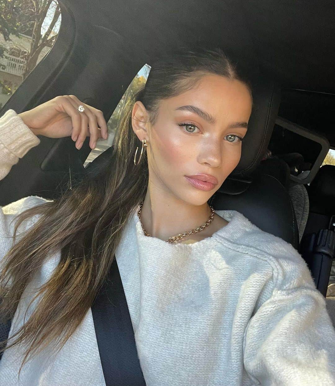 のインスタグラム：「officially sweater weather 🍂」