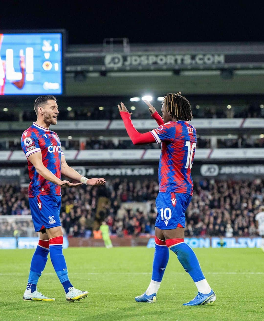 ジョエル・ワードさんのインスタグラム写真 - (ジョエル・ワードInstagram)「What a night under the lights, atmosphere was 👌🏼 we go again at the weekend. @ebere10 @wilfriedzaha ⚽️⚽️」10月20日 3時40分 - joelward2