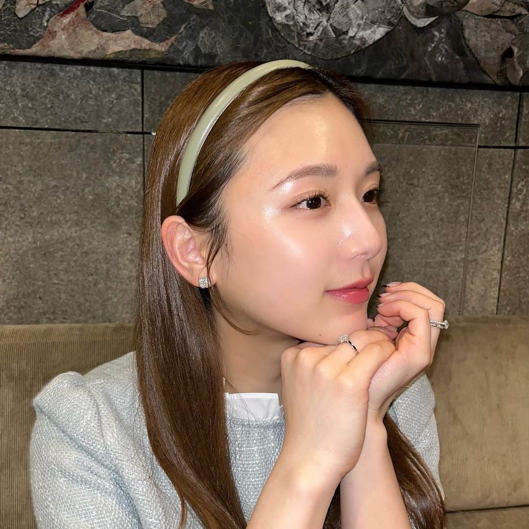 ひよんのインスタグラム：「📸📸📸  最近、内蔵カメラ＋フラッシュで 写真撮るようにしてるけど、 どうしてもデコがテカル。  これはまだマシなカット💓笑  #デコてか」