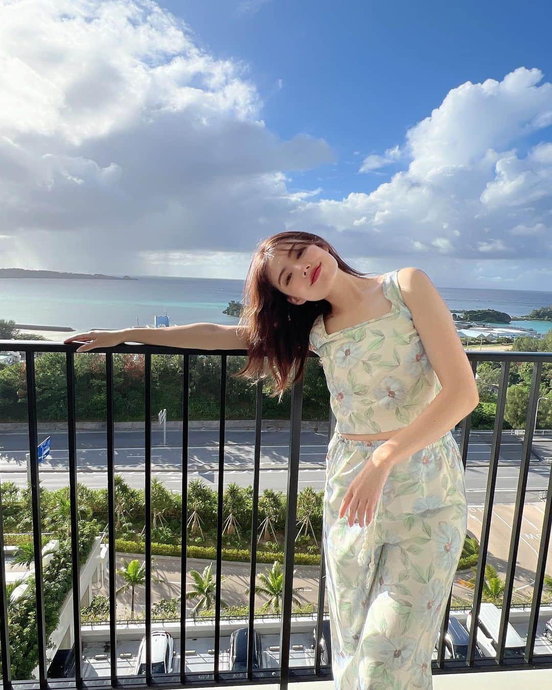 のインスタグラム：「ホテルが素敵すぎましたん🌺 @okinawa.hiyorioceanresort   お部屋がとっても広くて キッチンも洗濯機もあるので ファミリーや長期滞在にもおすすめ✨ なんと言っても冷蔵庫にブルーシールのアイスが 用意されてるところが好き🫰🏻🤣  #アイス大好き #ブルーシールアイスラバー笑 #沖縄 #沖縄旅行  #沖縄ホテル #恩納村  #hiyoriオーシャンリゾート沖縄  #女子旅 #プールのあるホテル  #海が見えるホテル」