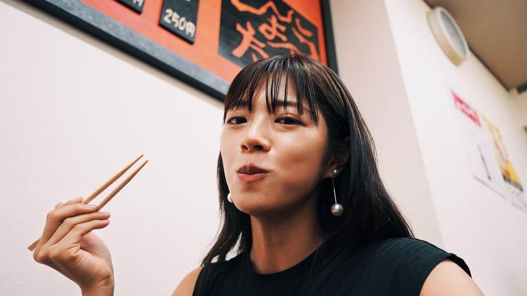わちみなみのインスタグラム：「神戸で餃子🍁  普段あんまり食べないけど、サウナの後に食べたいね…  #餃子　#食べる」