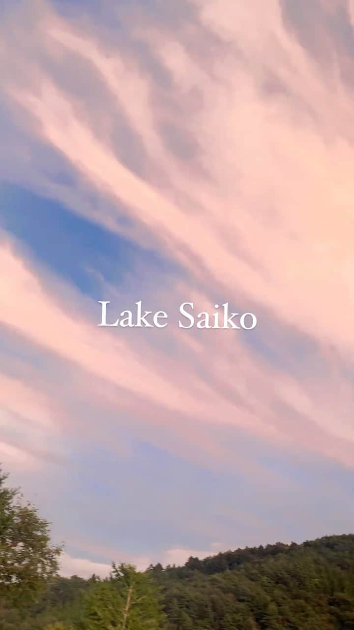 レオラのインスタグラム：「Lake Saiko🚣‍♂️  寒くなってきて空気が澄んできた。 先日の湖キャンプ。夕陽が綺麗すぎた日😌  #西湖湖畔キャンプ場 #西湖 #Camping #湖畔キャンプ #camplife #campvibes #niceview #lakeview  #秋キャンプ #湖キャンプ  #LaLa_Camp」