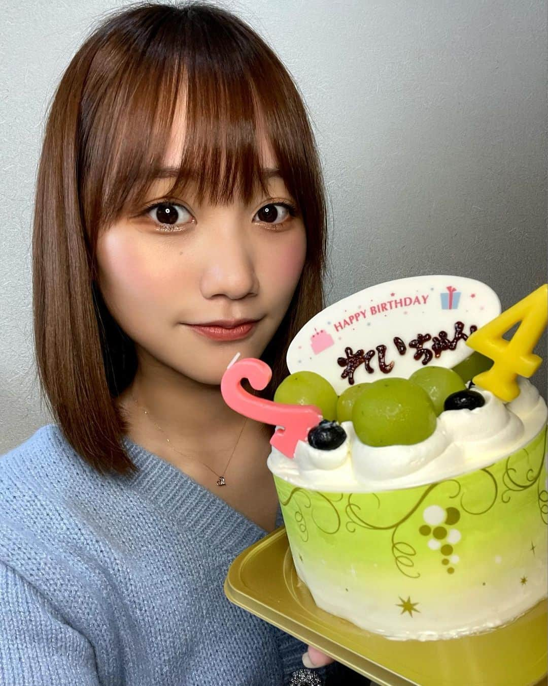 保﨑麗さんのインスタグラム写真 - (保﨑麗Instagram)「本日で24歳になりました！！  24歳の保﨑もよろしくお願いします🤍  シャインマスカットのケーキ🍰」10月19日 19時10分 - hozaki_rei