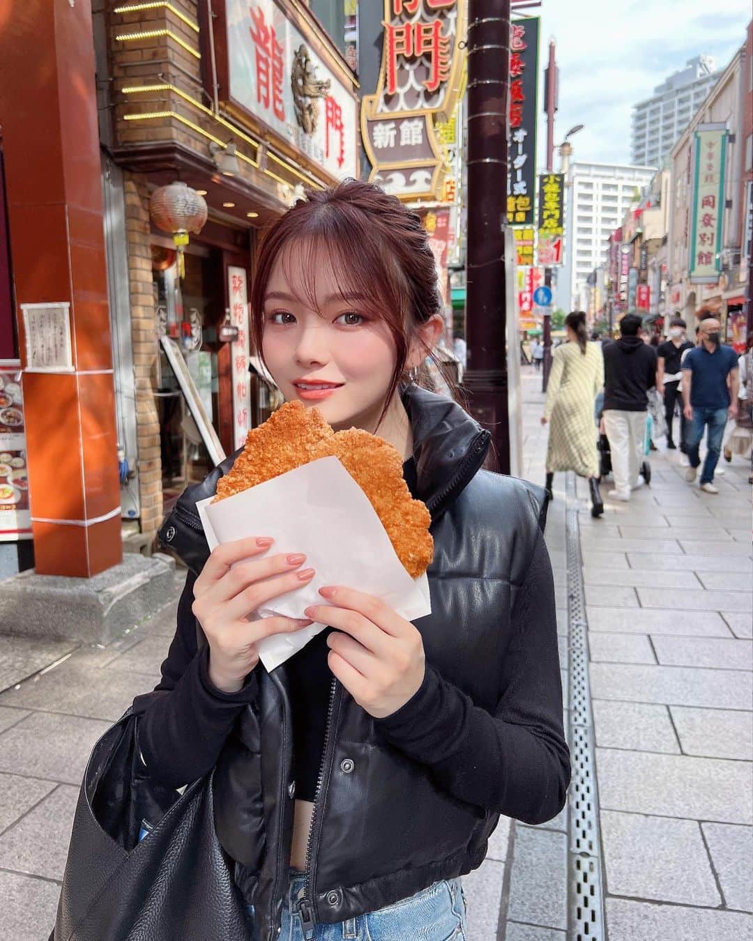 のインスタグラム：「. このベストがショート丈で低身長さんおすすめ、大活躍。  横浜中華街行ってきたんだ〜💨  小顔効果あるんか？ってくらいの大きいチキン，美味しかったw  #横浜中華街食べ歩き#miyuqlo#ベストコーデ#低身長コーデ#152cmコーデ」