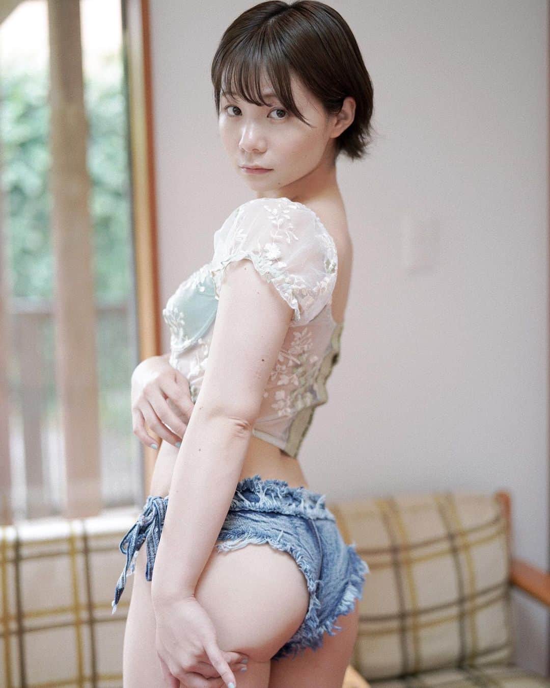 のインスタグラム：「まなてぃファミリーに 撮り下ろしupしたよ🍑  #グラビア　#🍑」