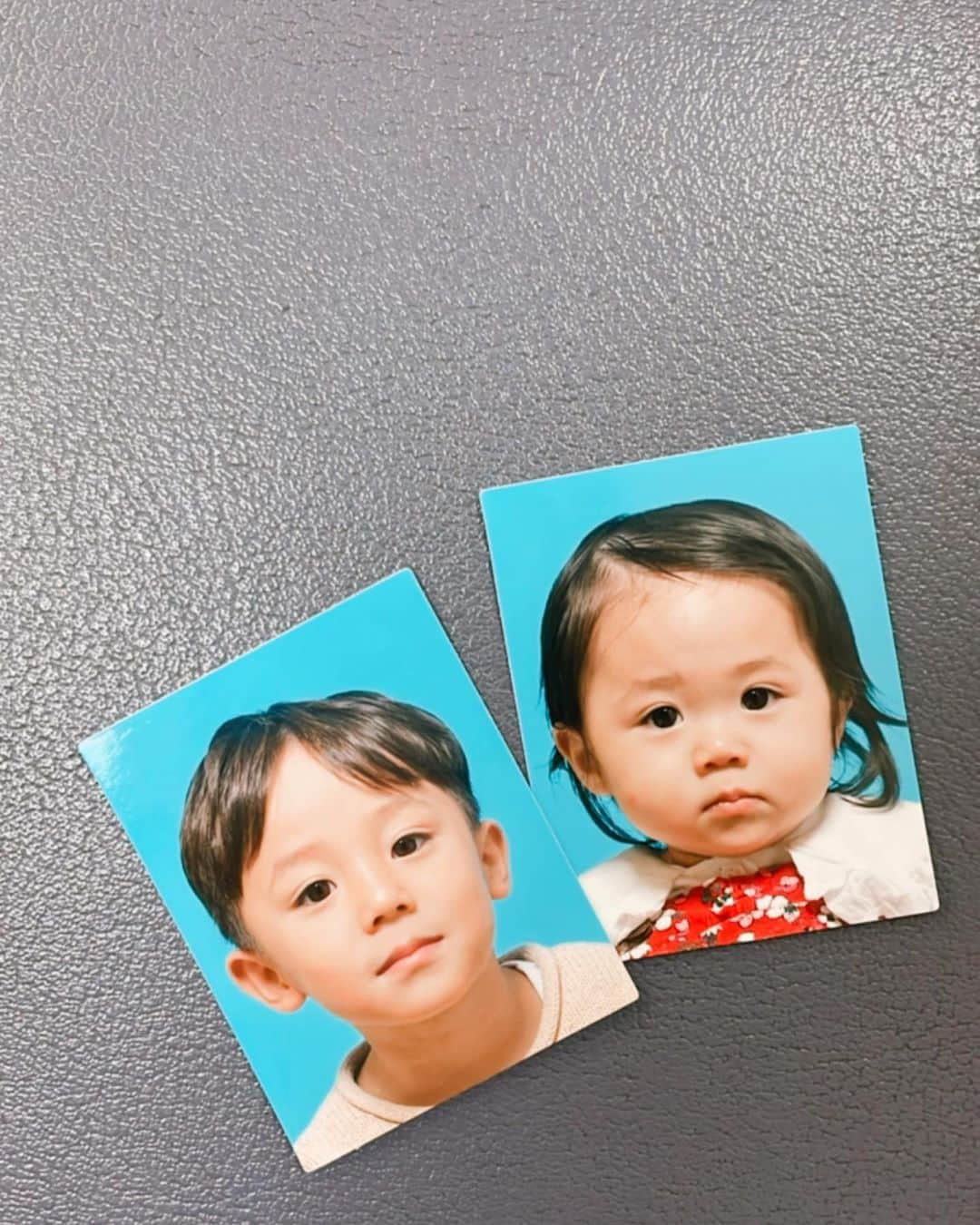 宮城舞さんのインスタグラム写真 - (宮城舞Instagram)「記念にポストにも残します✈️👦🏻👶🏻❤️  毎日、夜ご飯は2人にあげてから ママは食べるので冷たいご飯ばかりだし 食べかけのお煎餅はそこら中に落ちてるし お風呂入るよー！と言っても まだー！と言われたり 着替えも早くしろー！と毎日怒鳴ってるけど 大好きだよ😊❤️❤️❤️❤️❤️  #パスポート写真 #パスポート申請しながら2人を愛おしく思う母w」10月19日 19時43分 - mai_miyagi