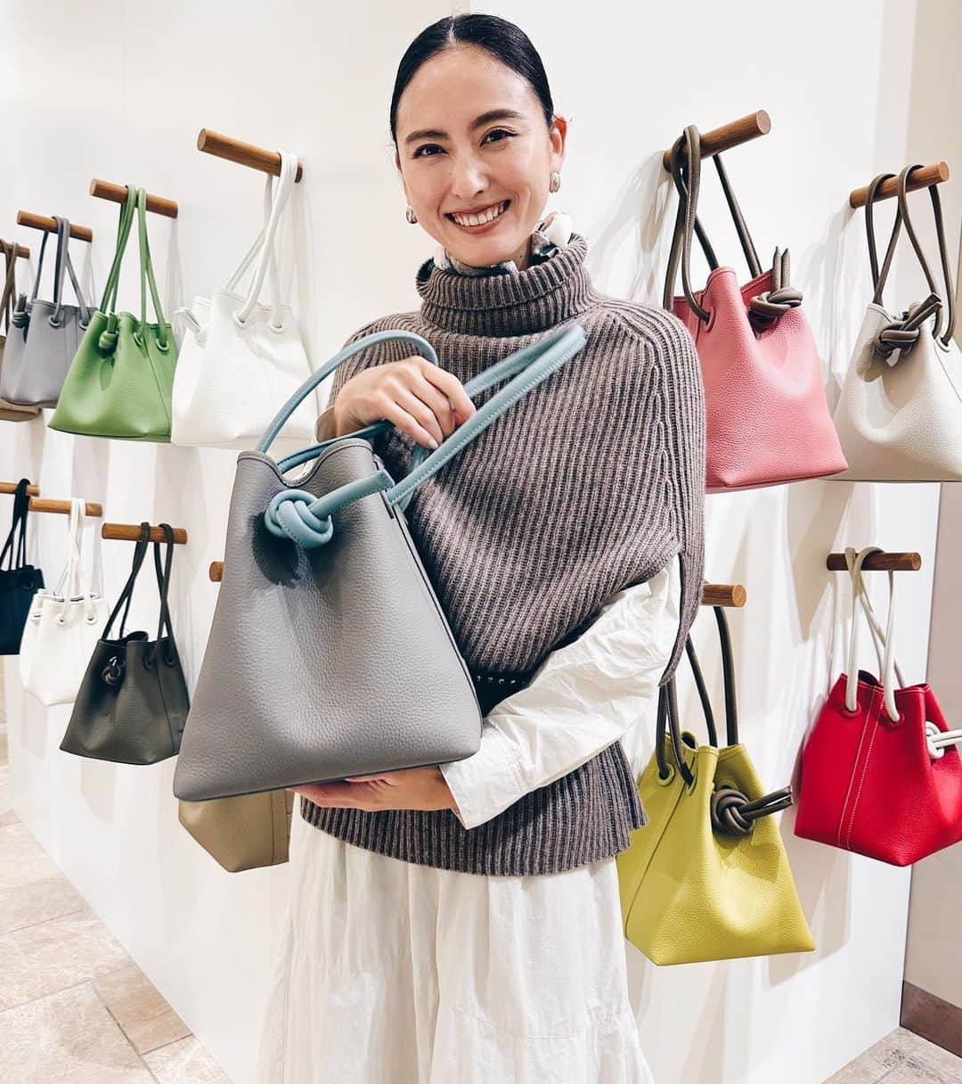 尾形沙耶香さんのインスタグラム写真 - (尾形沙耶香Instagram)「大好きなブランド @vasic_japan のPOP-UP STOREにて👯‍♀️  「Bond」をご購入するとBondのコードをプラス1本プレゼント中🕺🏻 という事で、沢山あるカラーバリエーションの中から、私はブラウンとホワイトの組み合わせに決めました👜(写真4枚目)  店舗限定で展開しているプレミアムライン"MAISONVASIC“のバッグも特別に販売中と、見逃せないポイントがいっぱいのPOP-UP STORE は、銀座三越1F GINZAステージ で2022/10/19(水)〜25(火)まで開催中💁🏻‍♀️   是非チェックしてみてください♪  @ayumiuehara さんと嬉しい再会🤭📸  #vasic #ヴァジックジャパン #vasicbond」10月19日 19時46分 - sayakaogata