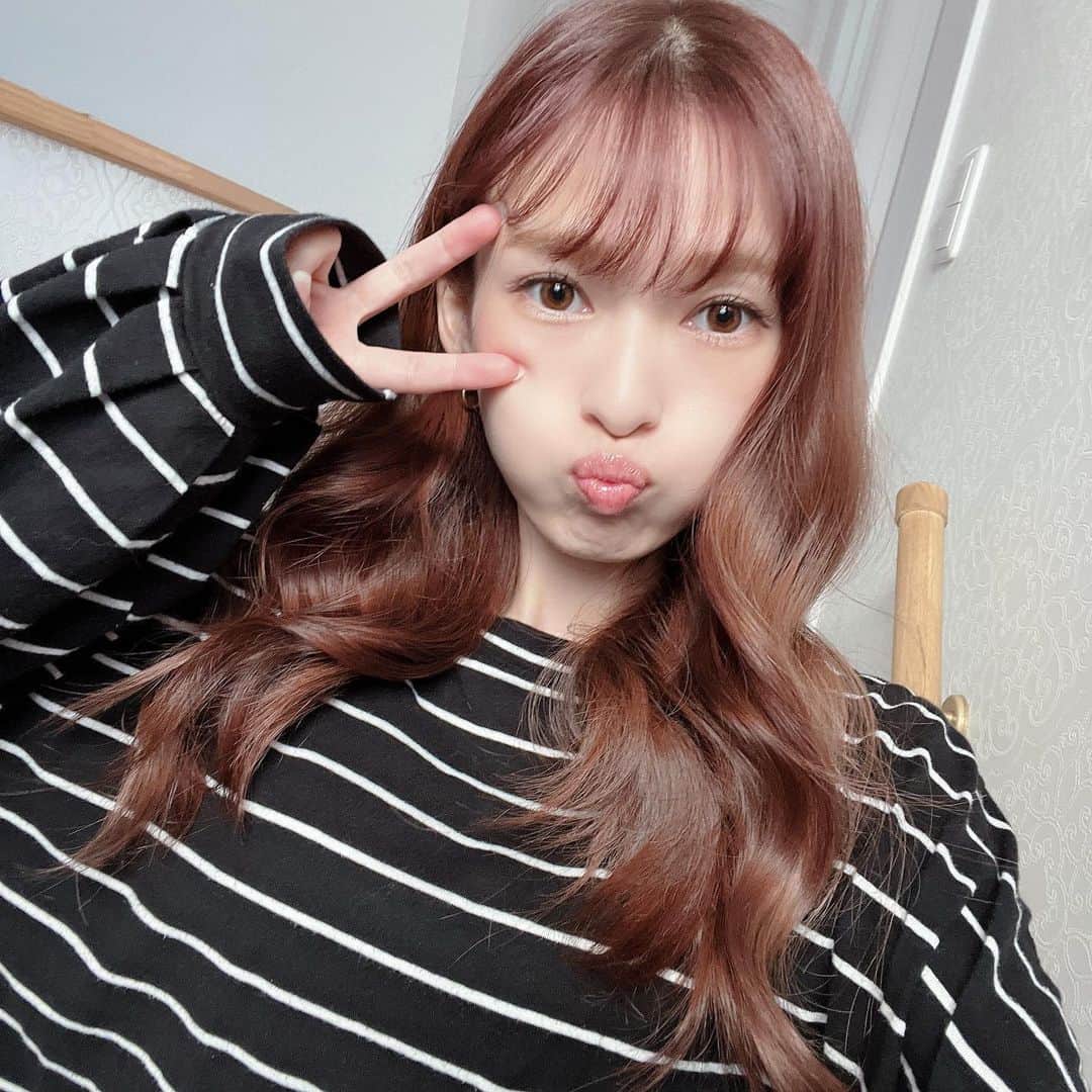 町田亜里香さんのインスタグラム写真 - (町田亜里香Instagram)「メイクしたので久々に投稿📸  痩せすぎてしまい 顔がこけて老けて見えるので あれ？老けたのか？え？ まさか痩せた関係なく老けたのか？ というのはさておき。  膨らませておきました🎈 絶賛増量中です。 本日スタバも頂きました。  脂肪を減らす漢方の飲み過ぎには 注意してください。 漢方はハイライトのダイエットへ🫶  今日のワンピースも載せとく🫶 気持ちヒップアップしたんじゃない？ 笑  #ママコーデ #メイク  #ヒップアップ #ダイエット  #ワンピース #秋服」10月19日 19時52分 - ari_gram_111