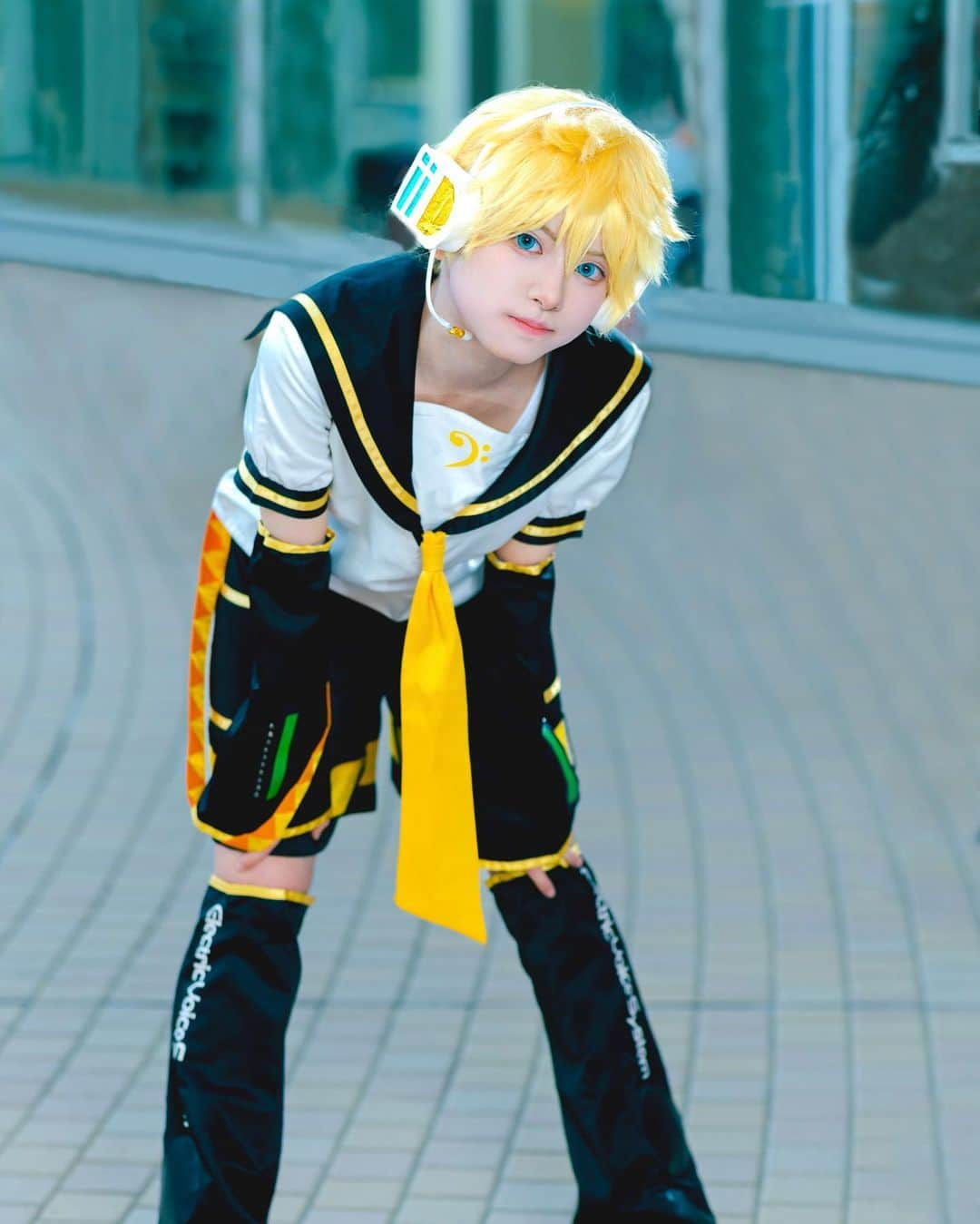 千葉のインスタグラム：「よろしくね、マスター！  p : rinrin博士   #cosplay #cos #コスプレ #kagaminelen #vocaloid #鏡音レンコスプレ  #japan」