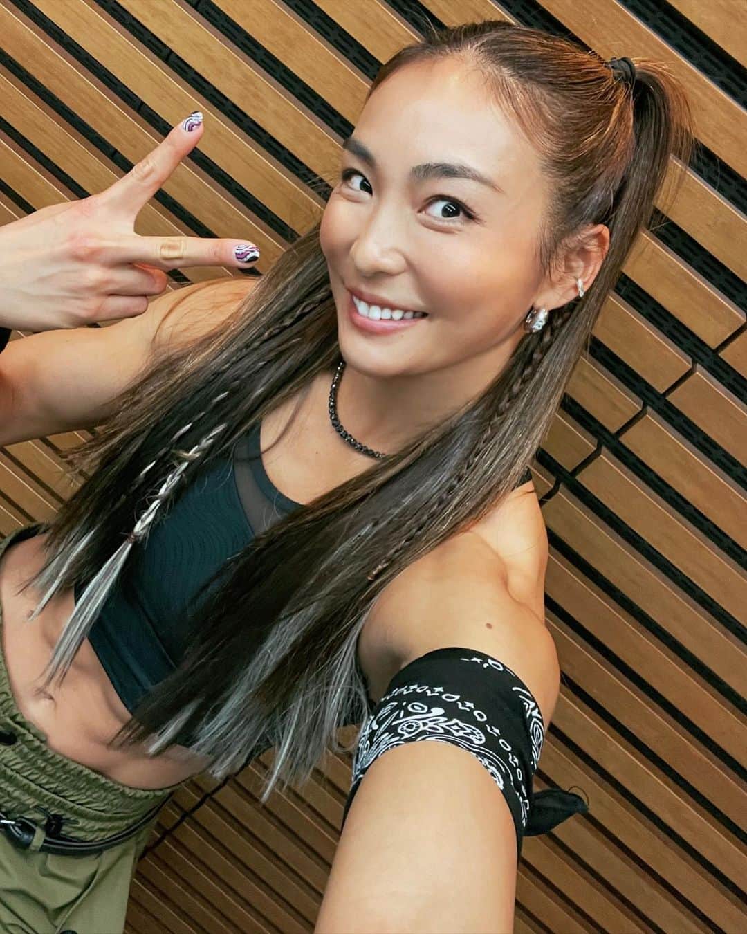 Aya（小山内あや）のインスタグラム：「戦闘体制抜群な衣装。🔥🔥🔥🔥 なのに番組テーマが……😂www 笑えますよww  今は秘密🤫㊙️ またオンエアお知らせしますね💁🏼‍♀️」