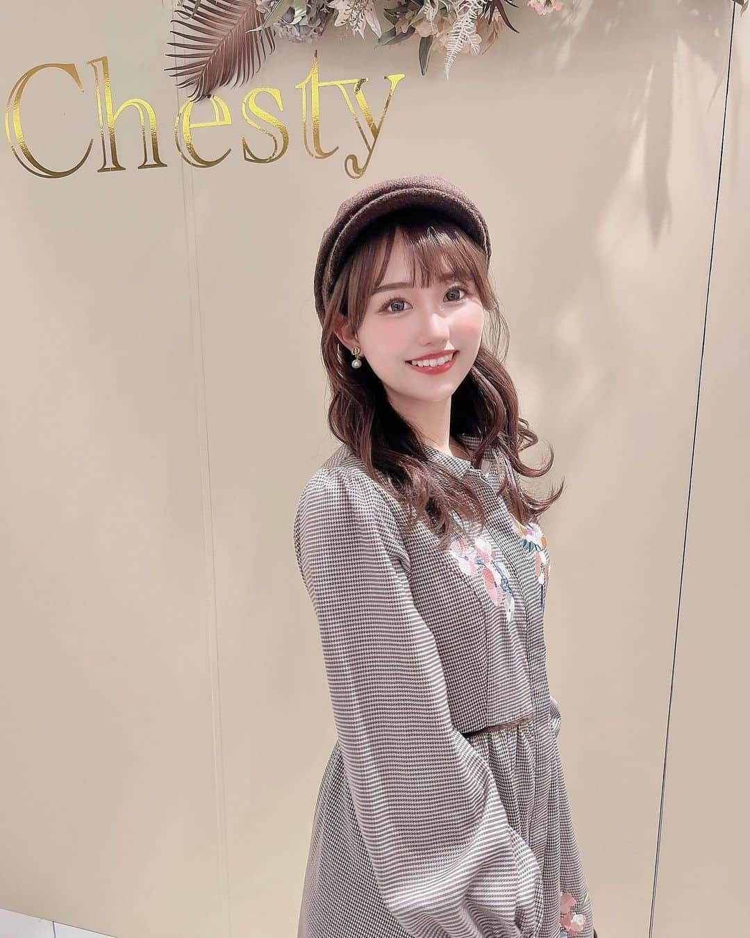のインスタグラム：「⋆ Chestyこちらのチェックワンピースも とってもかわいかった〜🥲🤍  秋服大好きだからまだまだ欲しい𓏧☺️✌🏻  #ootd #fashion #instafood #instagram  #hairstyle #outfit #code #instafashion  #ファッション #撮影 #ヘアスタイル #ヘア  #コーディネート #コーデ #今日の服  #chesty #秋服」