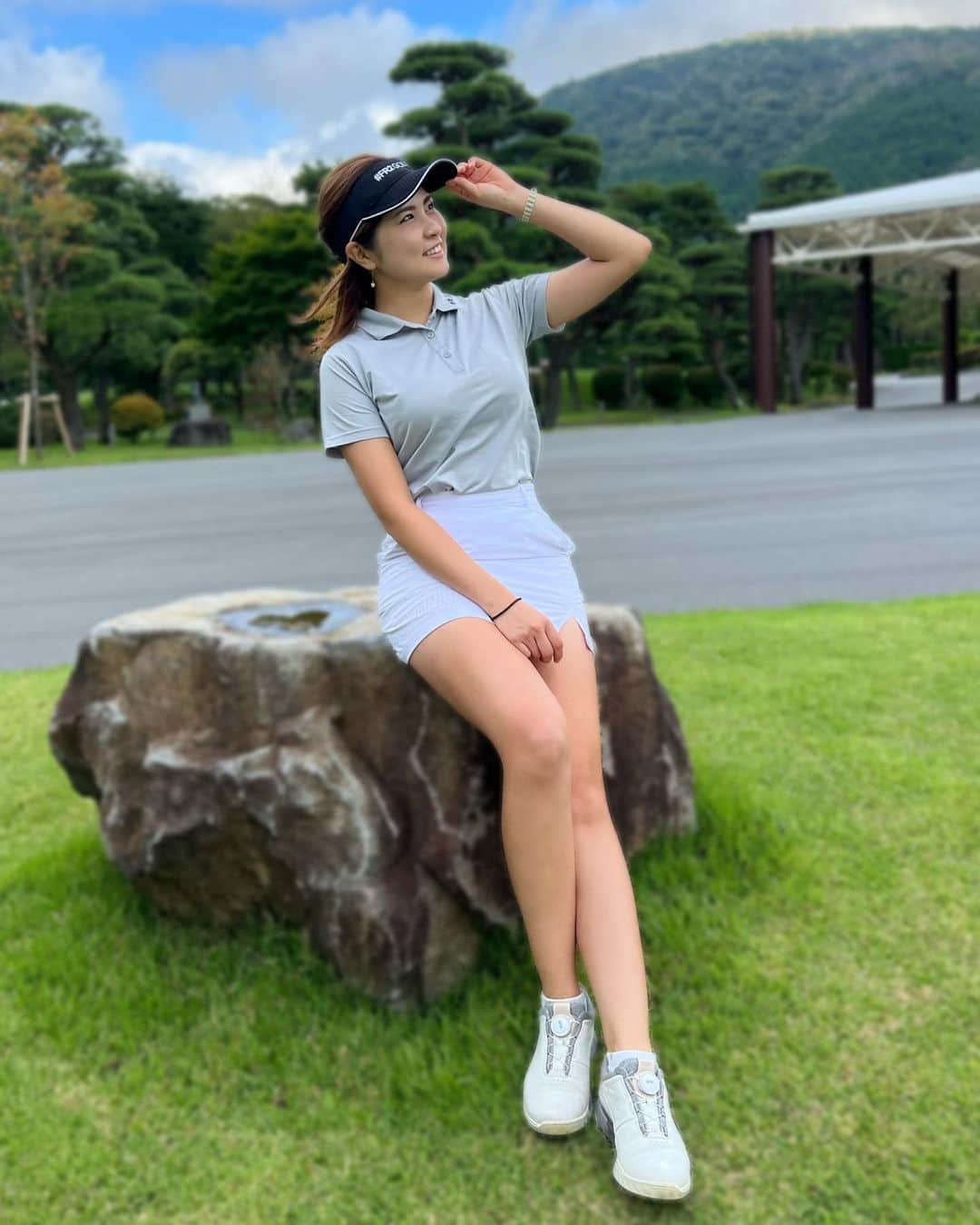 のインスタグラム：「*＊ 一気に寒くなりましたね☃️ もう今年は半袖着ることないかなー？  写真はちょっと前に篭坂へ行った時の⛳️ @fujikagosaka36.g.c_golf  めっちゃ寒くなる前にまた行きたいな♡  いっぱい着込むとスイングしにくいから ずっと半袖がいい〜🤣🔥  cap,tops▷▶︎ @fr2golf  . #まいごるふ#ゴルフ#女子ゴルフ#ゴルフ女子#ゴルフスイング#ゴルフウェア#ゴルフコーデ#maigolf#golf#golfswing#golfwear#pxg#pxgjapan#ustmamiya#attasking#골프#골프스윙#골프중독#골프웨어」