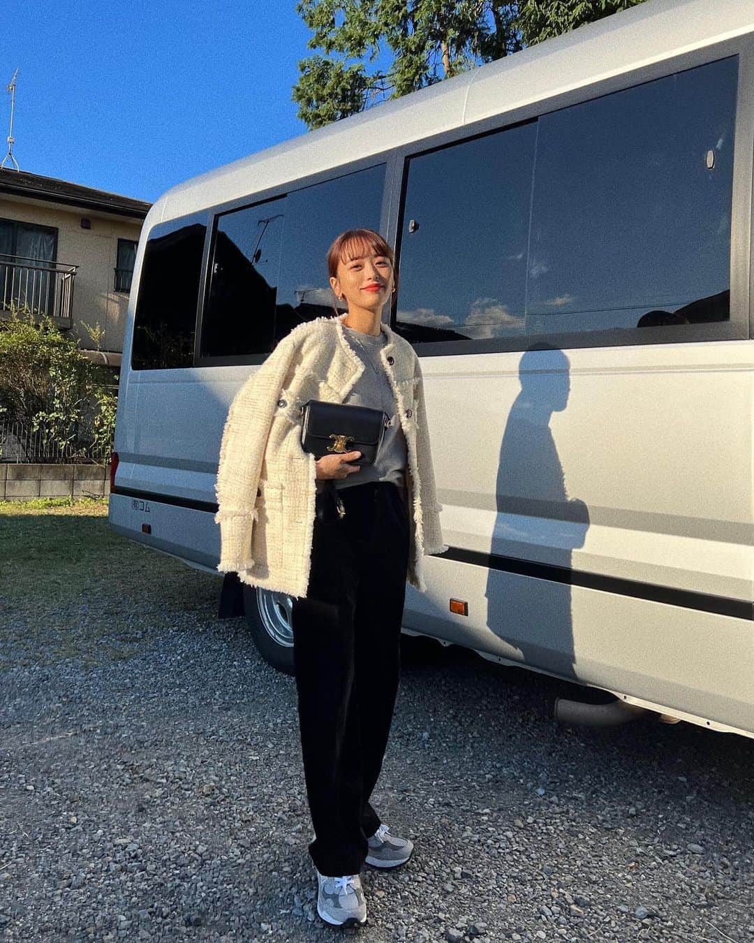 近藤千尋のインスタグラム：「ロケバスさんの前で🚌パチリ🤍  今日は、私服も衣装も 今年のトレンドのツイードでした💓😚  ツイードってコンサバになりやすいから 私はスニーカーで合わせたり、 ボーダーでカジュアルにしたりするよ🫶🏻 あとはデニムかなぁ👖💕  スウェット　@maisonmargiela  ジャケット　@clane_official  パンツ　@tomorrowland_jp  バッグ　@celine  スニーカーはニューバランス992🦓  衣装はまたオンエアの告知の時載せます🍕  明日も早朝続きなので寝ます〜ん🫡❤️ おやすみなさい🌍」