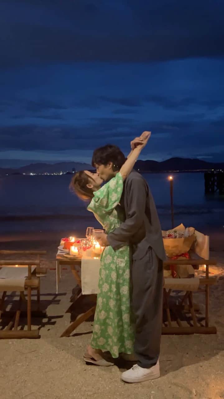 Giann Chanのインスタグラム：「#isaidyes 💍  He is the one who sees the bad in me but never leaves me. I love you and that‘s the beginning and end of everything. Thank you for loving me unconditionally 🤍   Story of the day： 我們去的時候碰上颱風 早上時候超大風 前一晚他病了 起來的時候好一點 但依然頭痛到頭都沒有gel  他打算跟酒店那邊改在villa 進行 所以全日安排了超多活動  最後在山上做手工皂時 我又突然肚痛  叫他去villa 拿藥 一去去了半小時 他見風突然沒了 就照原定計劃在沙灘進行 所以他拿藥期間 去了探場  回來的時候我才開始做 他以為我會自己先做 一做做到5點半 都快天黑 我還在外面慢慢拍拍拍拍拍 他一句說話都沒說 但有點奇怪 快走到山腳 然後突然蒙著我的眼 帶我坐車去沙灘。。」