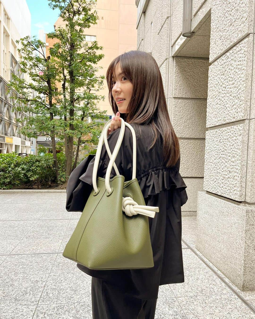 安座間美優のインスタグラム：「Color me your color👜  10月19〜25日まで、銀座三越1F GINZAステージにて、VASIC POP-UP STOREが開催されています！  VASICの中でも「Bond」が大好きなんですが、期間中こちらを購入いただいた方には、コードが1本プレゼントされるんです✨  可愛い組み合わせがありすぎてなかなか決められず、バッグをたくさん持って店舗をうろうろ…笑  悩みに悩んだ結果、モスグリーン×ホワイトにしました♡  最高に可愛い！嬉しい！  #みゅうfashion#vasic#ヴァジックジャパン #vasicbond」