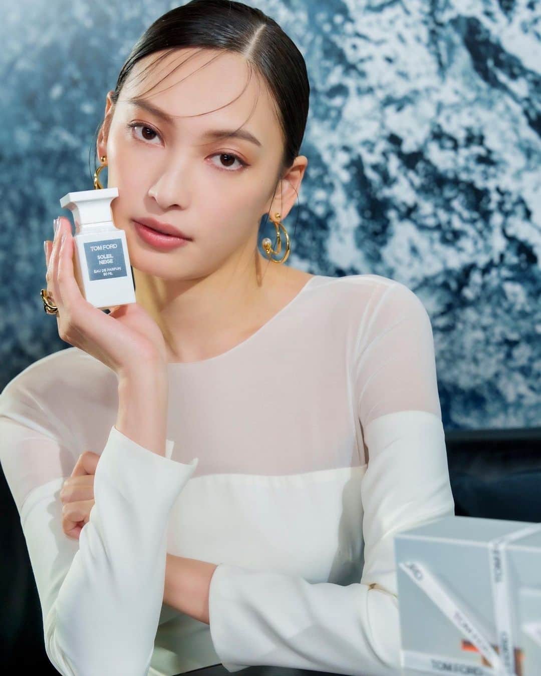 大政絢のインスタグラム：「TOM FORD BEAUTYから11月11日に発売される限定コレクション  SOLEIL NEIGE のイベントに❄️  TOMFORDの香水は私も普段から愛用していますが、他の香りとレイヤードしてフレグランススタイリングしてもらい新たな発見もできました。  @tomfordbeauty  #トムフォード #ソレイユネージュ #tomfordbeauty」