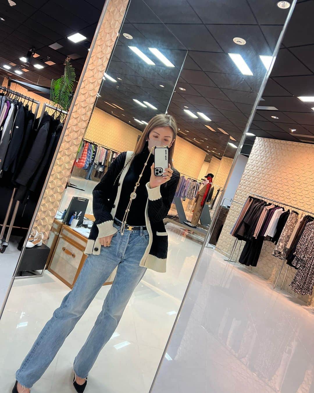のインスタグラム：「タートルだけじゃ寒くて ダブスタで急遽ざっくりニットガーデン購入❤️  今日の髪色好きだなぁ☺️ 色が変化しやすいから 好きな色って数日間だけだったりする。 色々スタッフさんと話し合って ボブに切るのはしばらく無しとなりました。 ロングでいきます😎  @doublestandard_official」
