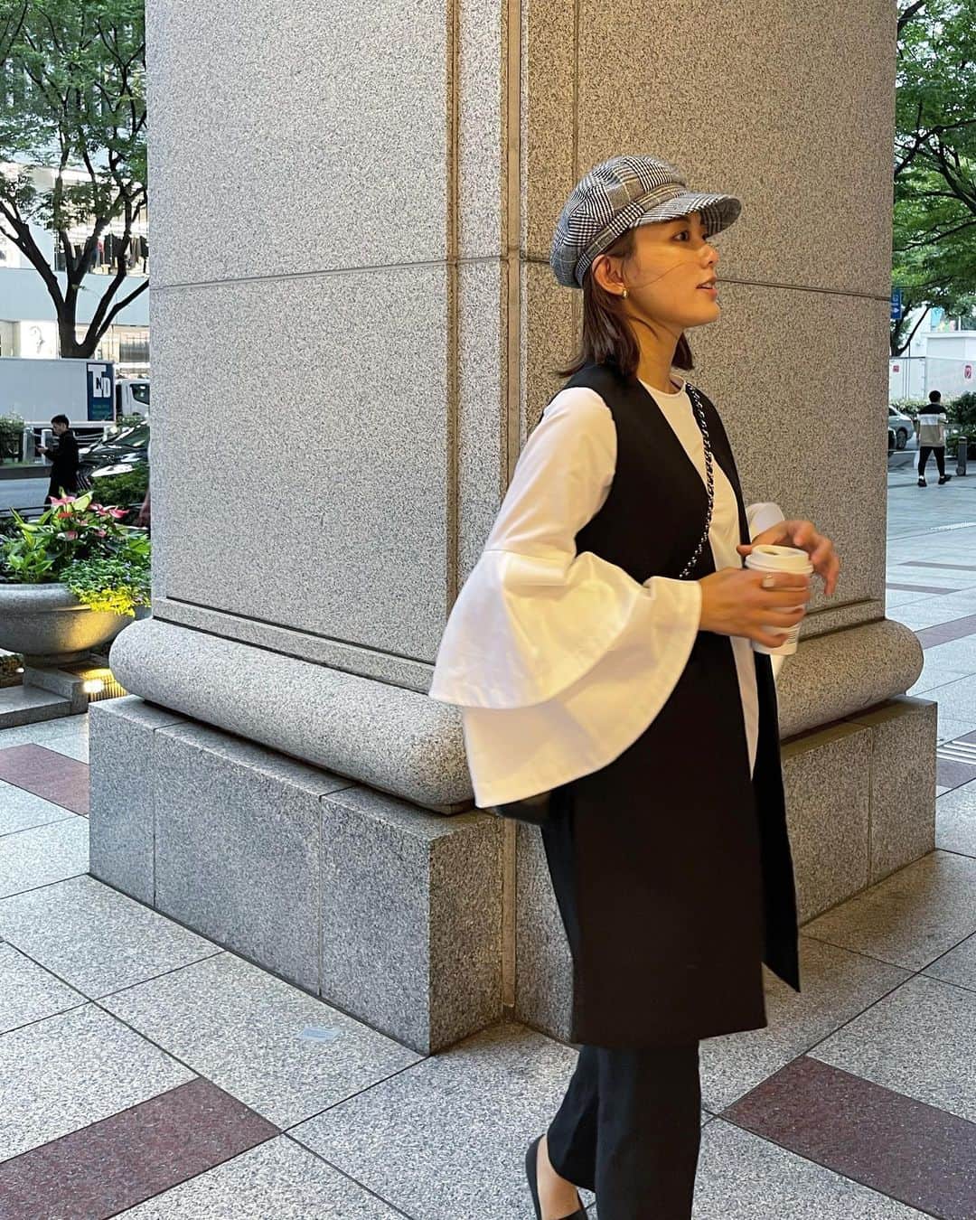 王子咲希(saki ouji)のインスタグラム：「. . 白ブラウスが好き🤍シーズン毎に集めてる🤍  #1歳ママ#ママコーデ#ママファッション #familytime#familyday #白ブラウス」