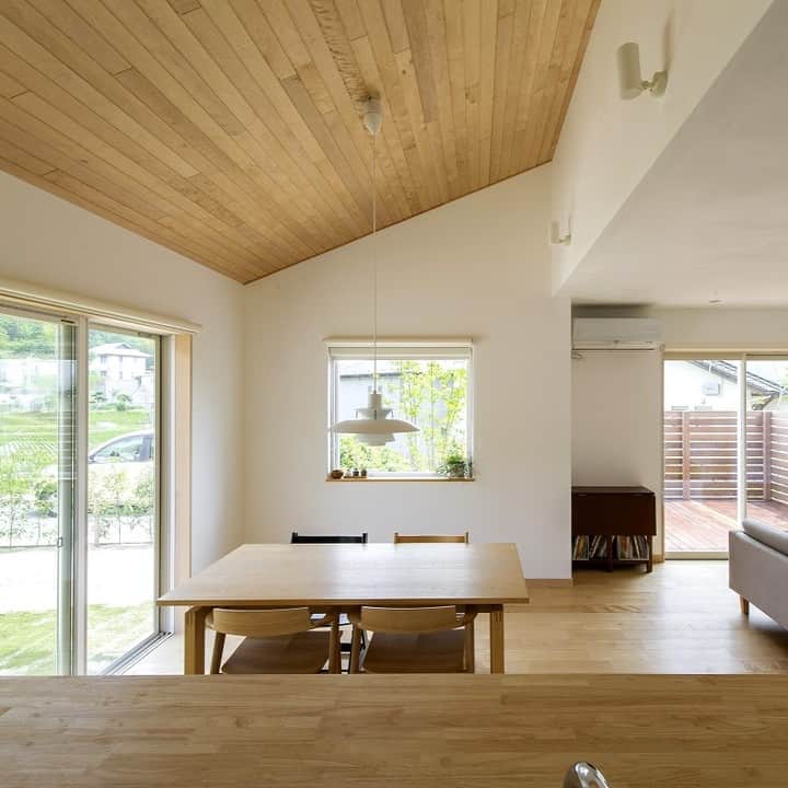 シンプルズさんのインスタグラム写真 - (シンプルズInstagram)「勾配天井のあるダイニングルーム。  ダイニング天井を床と同じくバーチ材を施工した勾配天井にすることで、よりナチュラル感がアップしています。  ーーHONEST HOUSEーー そこにあるのは、楽しく健やかな暮らし。自然素材の家だからこそ体感できる、優しい空間。木の持つ表情豊かな質感をお楽しみいただけます。  -----------------------------------------------  more information...➛➛@allhouse_architecture  -----------------------------------------------  スタッフのアカウントはこちらからチェック↓  @honest_house_allhouse_adachi 　 @allhouse_kenchiku_tomikawa  ----------------------------------------------------  #ダイニング #勾配天井 #開放感のあるダイニング #風 #明るいダイニング #明るい家 #インテリア #開放感のある家 #おしゃれな家 #木の家 #新築 #広島家づくり #広島マイホーム #広島木の家 #マイホーム記録 #マイホーム計画 #マイホーム設計 #広島新築 #広島建築 #広島住宅 #広島住宅メーカー #広島工務店 #広島注文住宅 #広島新築一戸建て #つくり手の温度を感じる家 #honesthouse #広島 #福岡 #安芸郡府中町 #オールハウス」10月19日 21時01分 - allhouse_architecture