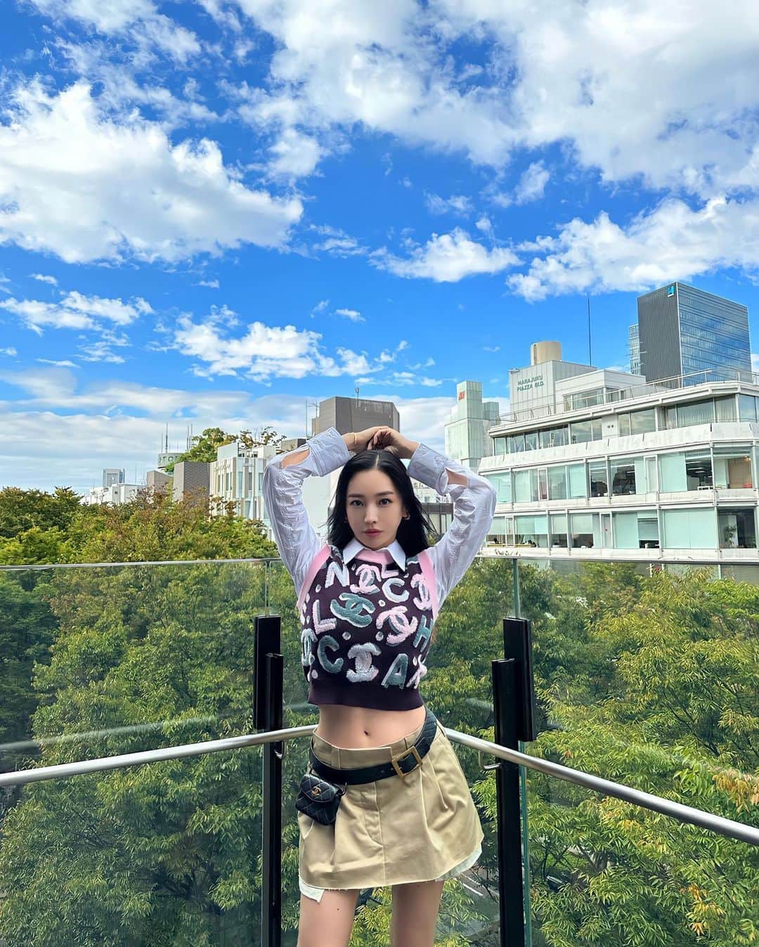 megbabyのインスタグラム：「今日の空はきれいだった😌☁️  サンクッション日和💙  #秋コーデ　🐿️」