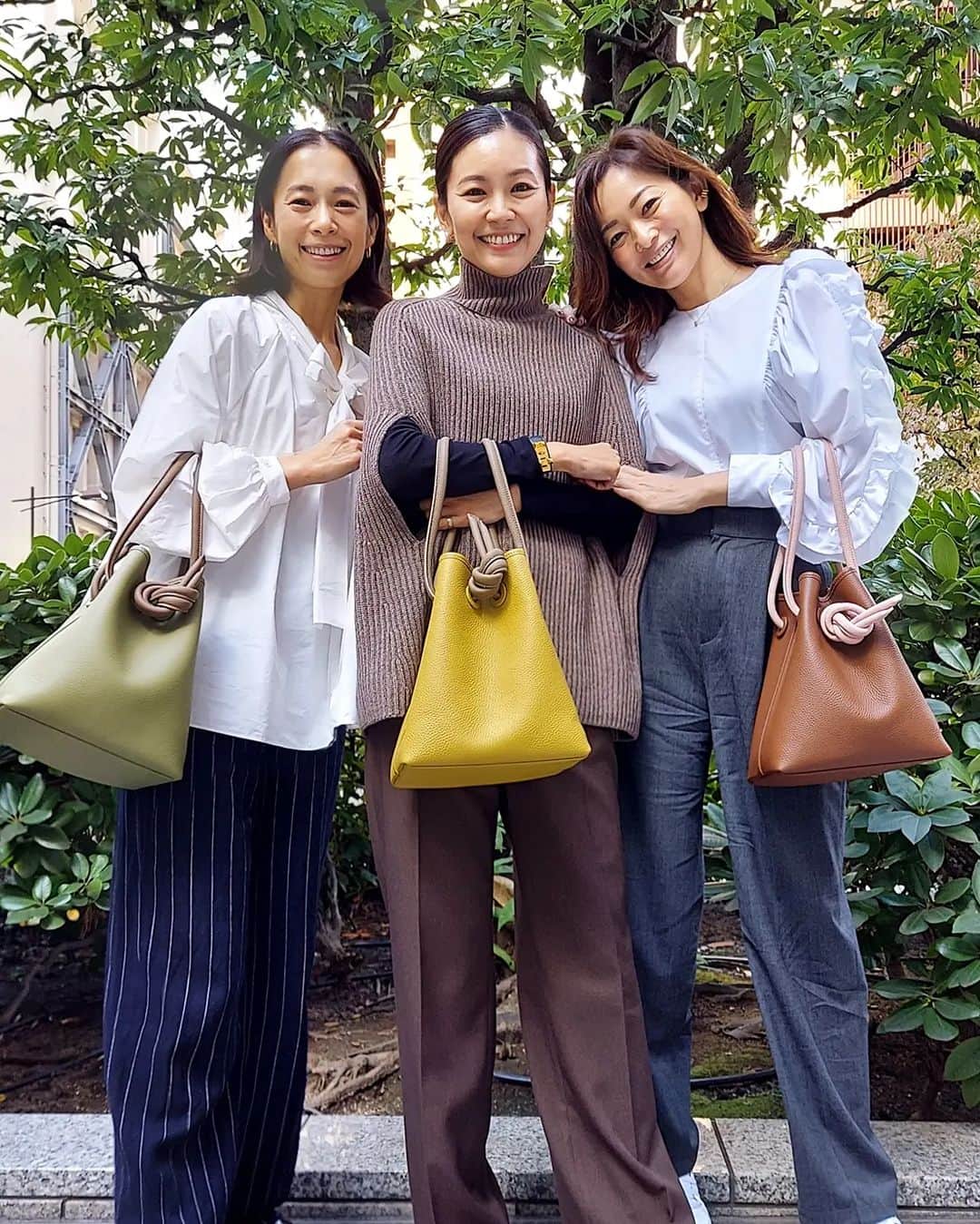 のインスタグラム：「大好きすぎて何個も持ってるVASICのバッグ👜  @vasic_japan  10/19(水)〜25(火)まで銀座三越1FでVASICのPOP-UP STOREが開催中です😊  初日の今日‼️早速ナオちゃんとAYUMIちゃんと行ってきました😊  @nao_nao310 @ayumiayunco  なんとなんと‼️今回「Bond」を購入すると、Bondのコードを1本プレゼントしてくれます‼️  なので、2つのカラーをつけかえて楽しめちゃうの(好き)  みんなで、あれこれ自分カスタマイズしてきました❤  私は、モノトーンやブラウン系を持っているので、今回はキレイなラベンダーカラーでコードはホワイトにしてみたよ😊  他にも可愛いカラーがたくさんあるので、是非行ってみてね❤  #vasic #ヴァジックジャパン #vasicbond #ヴァジック #バッグ #ママ #ママモデル #モデル #mama #mamamodel #model」