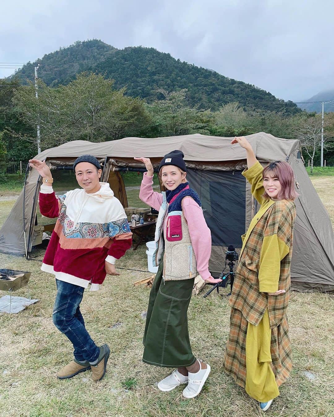 加藤優のインスタグラム：「.  先日ふもとっぱらで 私が大好きなYouTuber「さいとう夫婦」さんに たまたま お会いできました🥹✨  本当にたまたまだったので 思い切ってお声がけしてしまいましたが 撮影中にもかかわらず優しくご対応いただき ありがとうございました☺️🙇‍♂️✨  これからもYouTube、楽しみにしております😆🏕✨  「Sポーズ」  @saitoufufu  @haruboa   #さいとう夫婦 #キャンプ #camp #ふもとっぱら #ふもとっぱらキャンプ場」