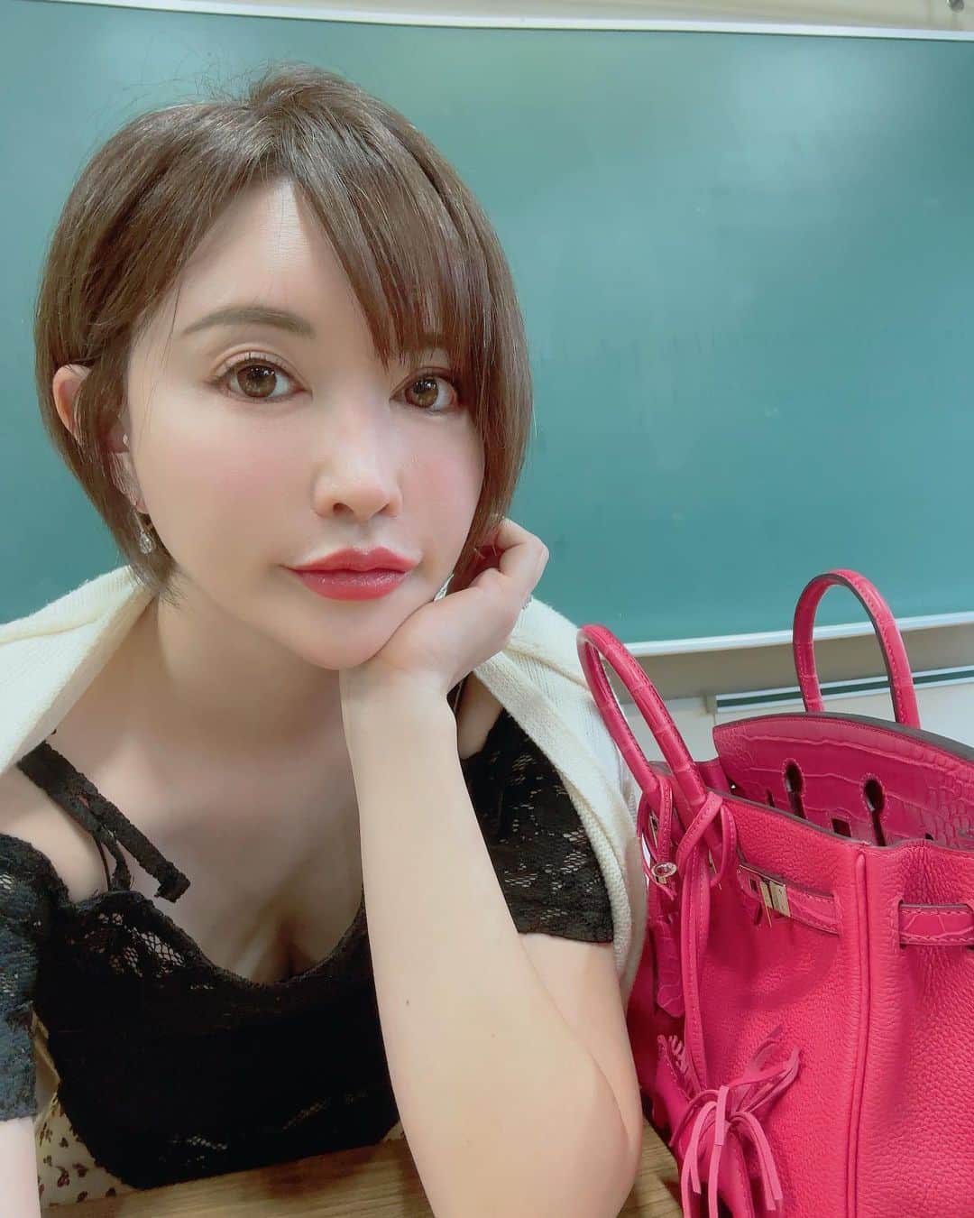 里美ゆりあのインスタグラム：「明日はもっと寒いらしい❄️  #秋 #冬 #季節の変わり目 #里美ゆりあ #yuriasatomi」
