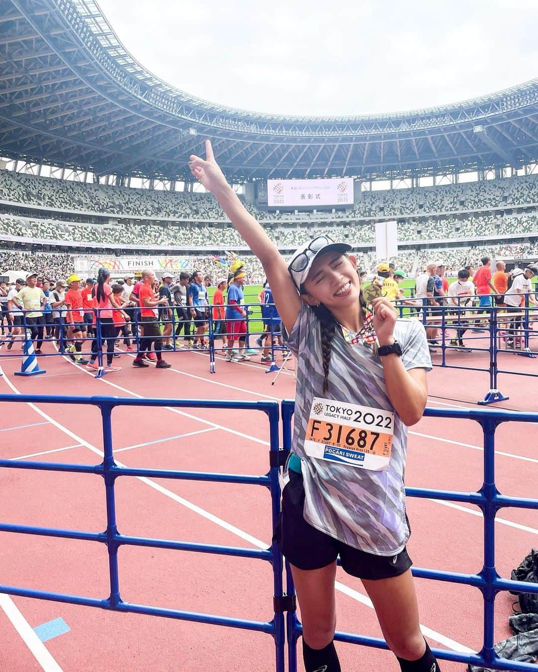 坪井ミサトのインスタグラム：「【東京レガシーハーフマラソン2022】 完走🎖  久々のハーフマラソンを走りました🏃‍♀️✨ @tokyomarathonfoundation   今回の課題は"楽しみながら走る"💪🏽 JOGペースで贅沢なコースを堪能しながら 笑顔でフィニッシュしました😊   念願の国立競技場を走れたのも 嬉しかったぁ〜🥰  ミサトちゃ〜ん！！ と、たくさんの方が声をかけてくださり頑張れました！ ありがとうございました😽  マラソンの楽しさをもっともっと みんなに知ってほしいなぁ🏃‍♀️🫶  フルマラソンがハードル高いーって感じる人に ハーフマラソンおすすめです💓  #東京レガシーハーフ #TokyoLegacyHalf #PR #marathon #ハーフマラソン #run #running」