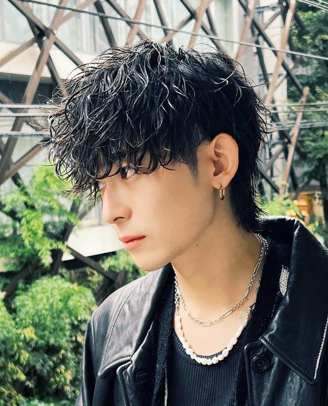 鈴村梨公のインスタグラム：「横顔。近々パーマかけれるから楽しみ🥹  ファッション #ファッション好きな人と繋がりたい #韓国ファッションコーデ #古着コーデ #大学生ファッション #韓国コーデ #instagood #instagram #instafashion #メンズファッション #シャツコーデ #白ニット #アウトレット #メンズファッションコーデ #デニムコーデ #カフェ #fashionblogger #fashionista #カップルコーデ#fashion #fashionstyle #お洒落さんと繋がりたい #おしゃれさんと繋がりたい #オシャレさんと繋がりたい #ootd #ハーフジップニット#mensfashion #menstyle#センターパート男子」
