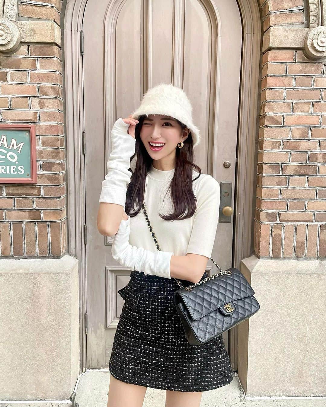 のインスタグラム：「𝗨𝗻𝗶𝘃𝗲𝗿𝘀𝗮𝗹 𝗦𝘁𝘂𝗱𝗶𝗼𝘀 𝗝𝗮𝗽𝗮𝗻 🌍✨ 久しぶりのユニバ！💕 ⁡ いろんな表情をしてみました😉🥺🥰 どれが好き〜？♡ ⁡ ⁡ コーディネートは全身 @dinoble_official ⁡ バケハって似合わないと思っていたけど おや？形によっては案外いける？ しかもこのバケハふわふわで可愛い😍❤️となり 今回のusjは仮装カチューシャなしで参戦しました✨ ⁡ ⁡ 絶叫アトラクションが大好きなので お写真を撮ったあとは３人ともポニーテールに結んで がっつりとパークを楽しみましたよ😊💕 ⁡ ⁡ ⁡ 最後に３人のキメショットも🕶♥︎ ⁡ ⁡ ⁡ ⁡ ⁡ ⁡ #universalstudios #universalstudiosjapan #usjコーデ #ユニバ #ユニバコーデ #ユニバーサルスタジオジャパン #ユニバーサルスタジオ #ユニバフード #ホラーナイト #ニットトップス #バケハ #バケハコーデ #ユニバスーパーニンテンドーワールド #フライングダイナソー #絶叫好き #ミニスカートコーデ #ハロウィンコスプレ #ハロウィン仮装 #ユニバハロウィン #ユニバ写真部 #halloween #halloween2022」